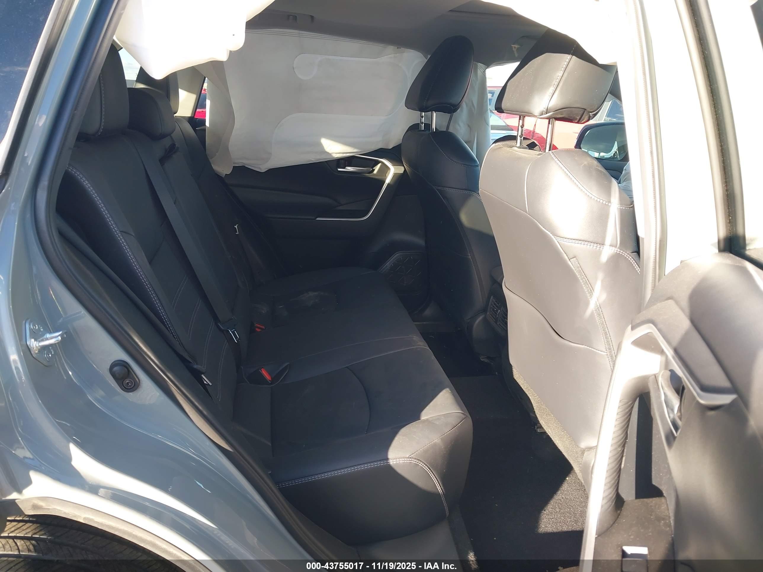 TOYOTA RAV4 image 8