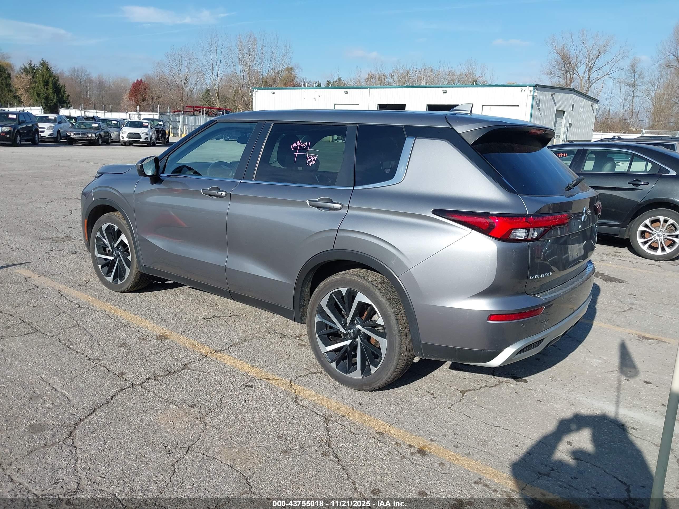 MITSUBISHI OUTLANDER image 3