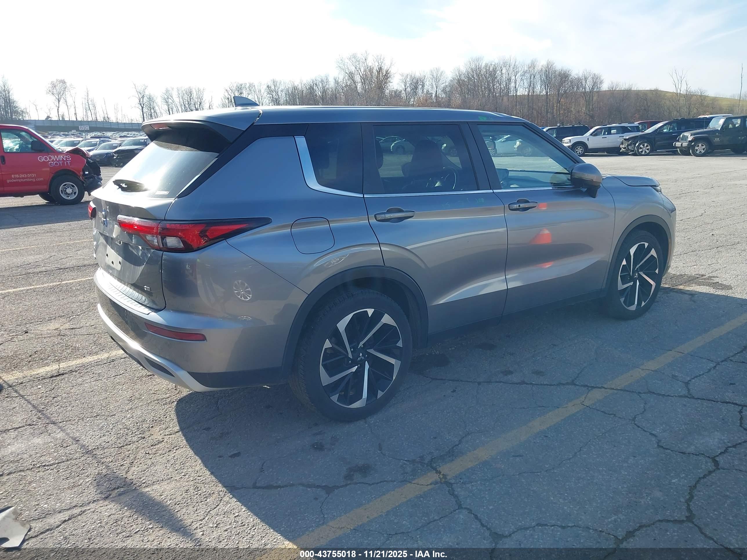 MITSUBISHI OUTLANDER image 4