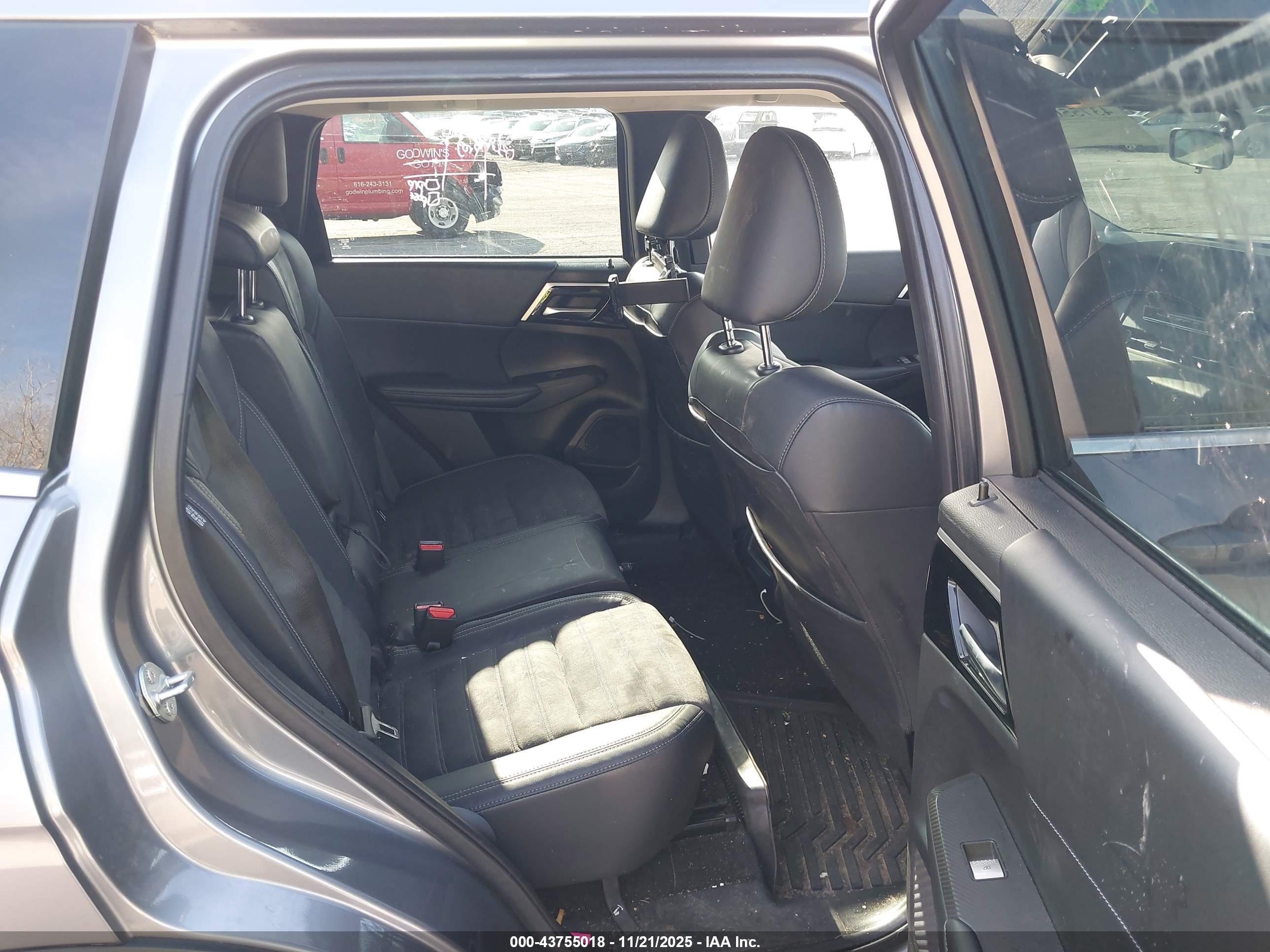MITSUBISHI OUTLANDER image 8