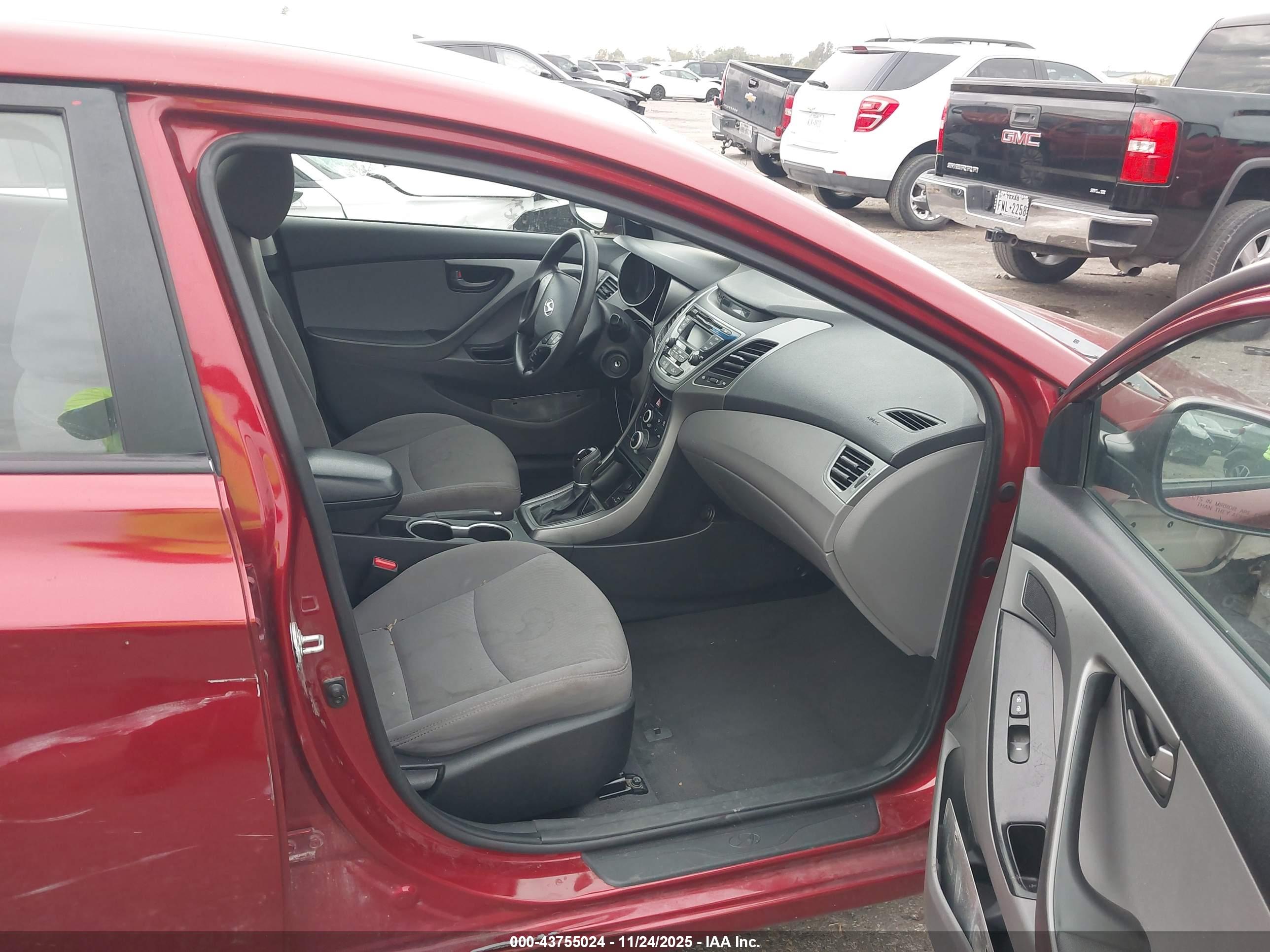 HYUNDAI ELANTRA image 5