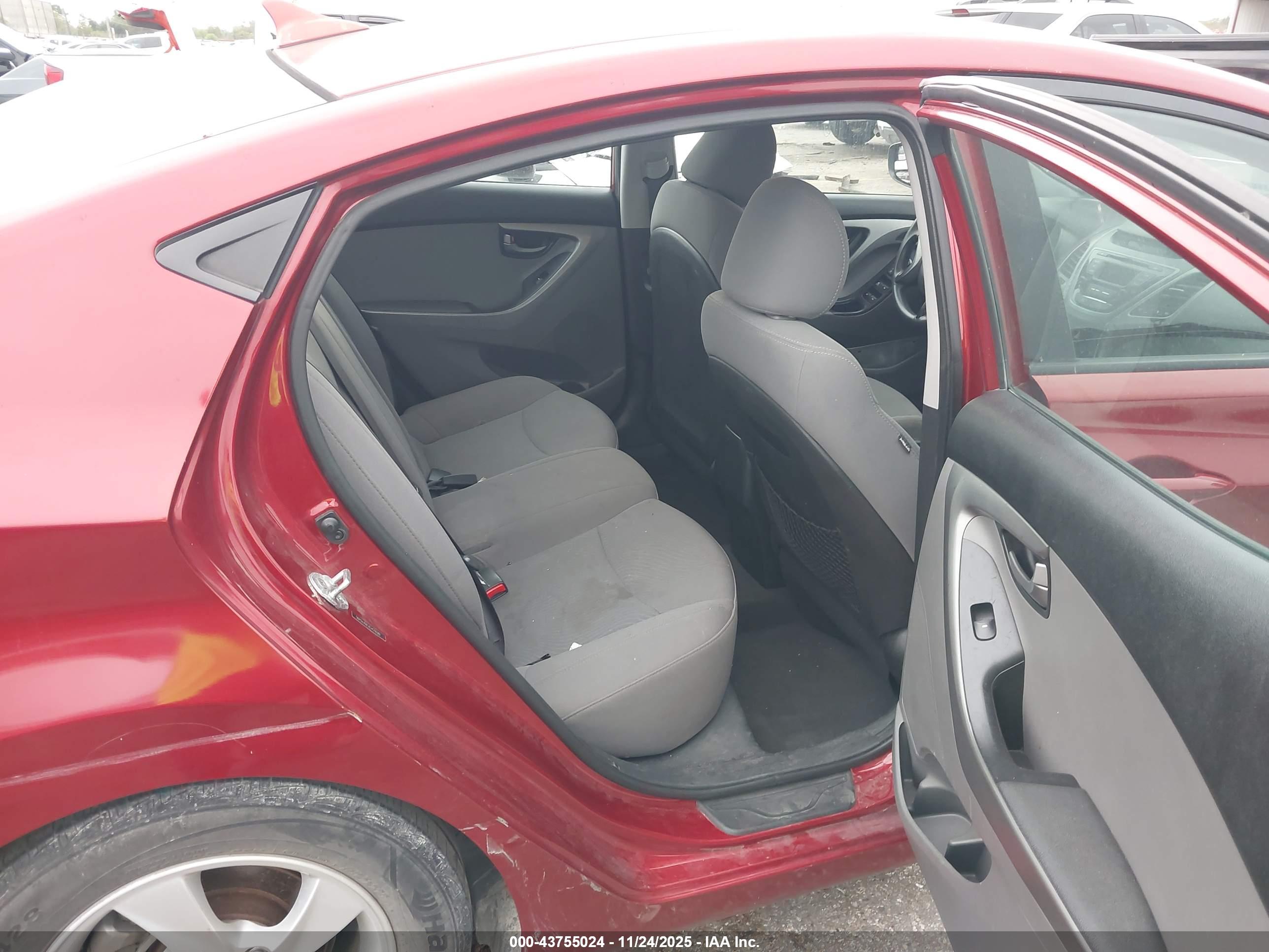 HYUNDAI ELANTRA image 8