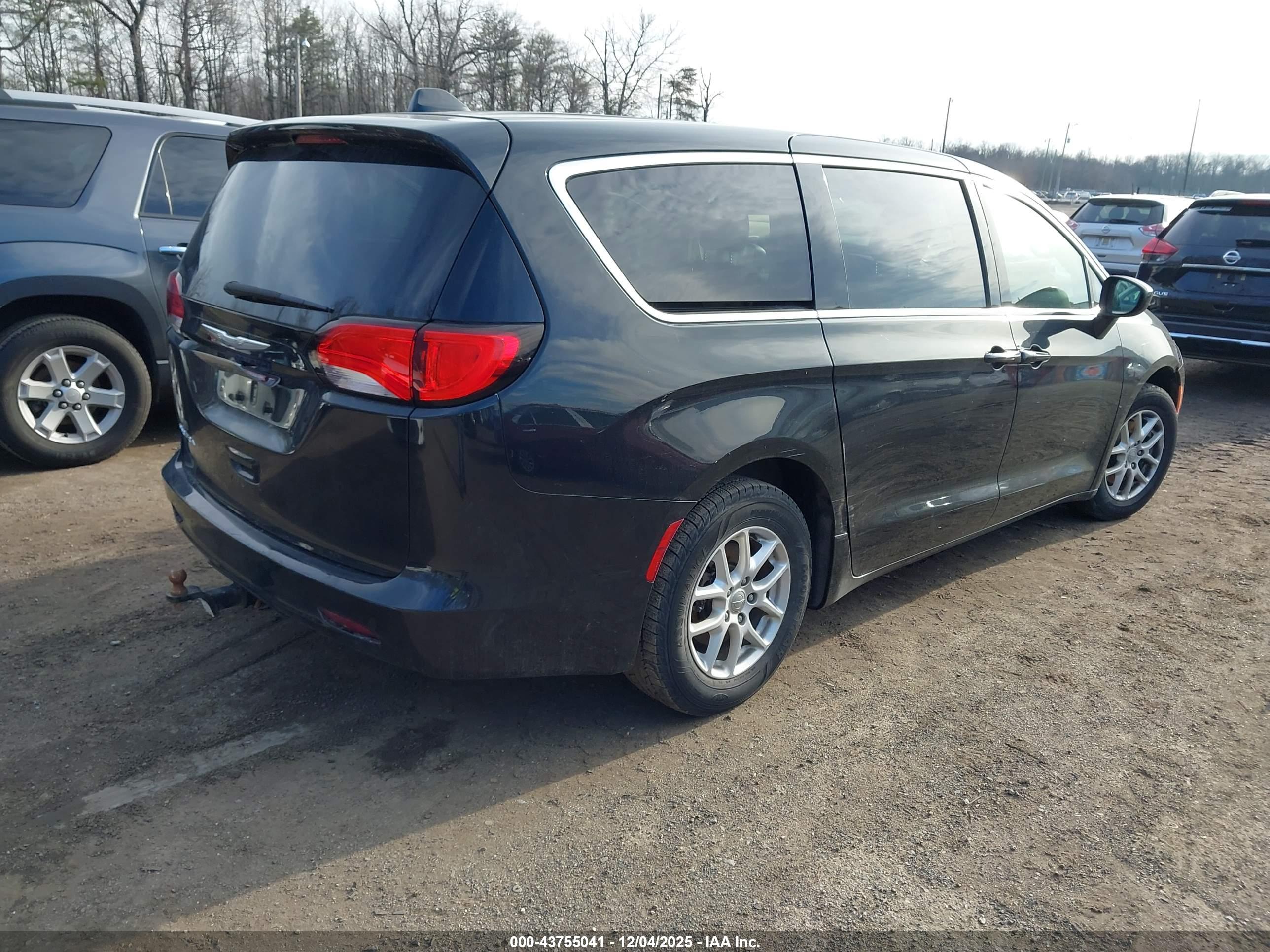 CHRYSLER PACIFICA image 4