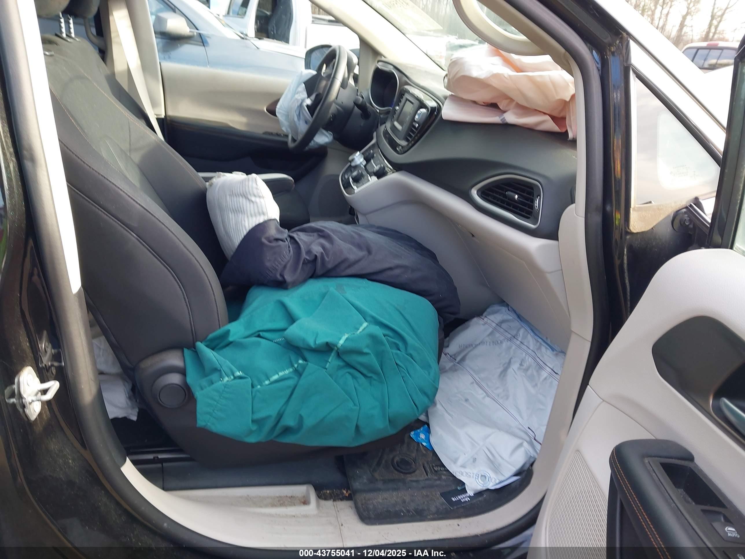 CHRYSLER PACIFICA image 5