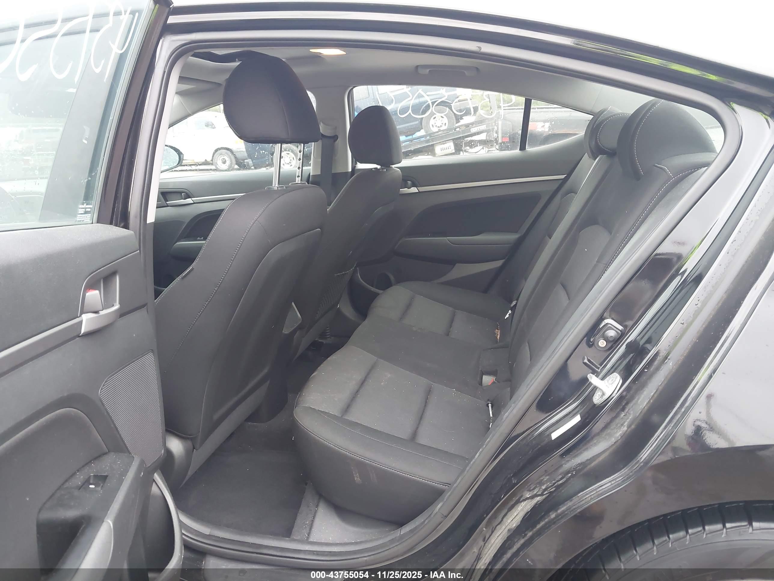 HYUNDAI ELANTRA image 8