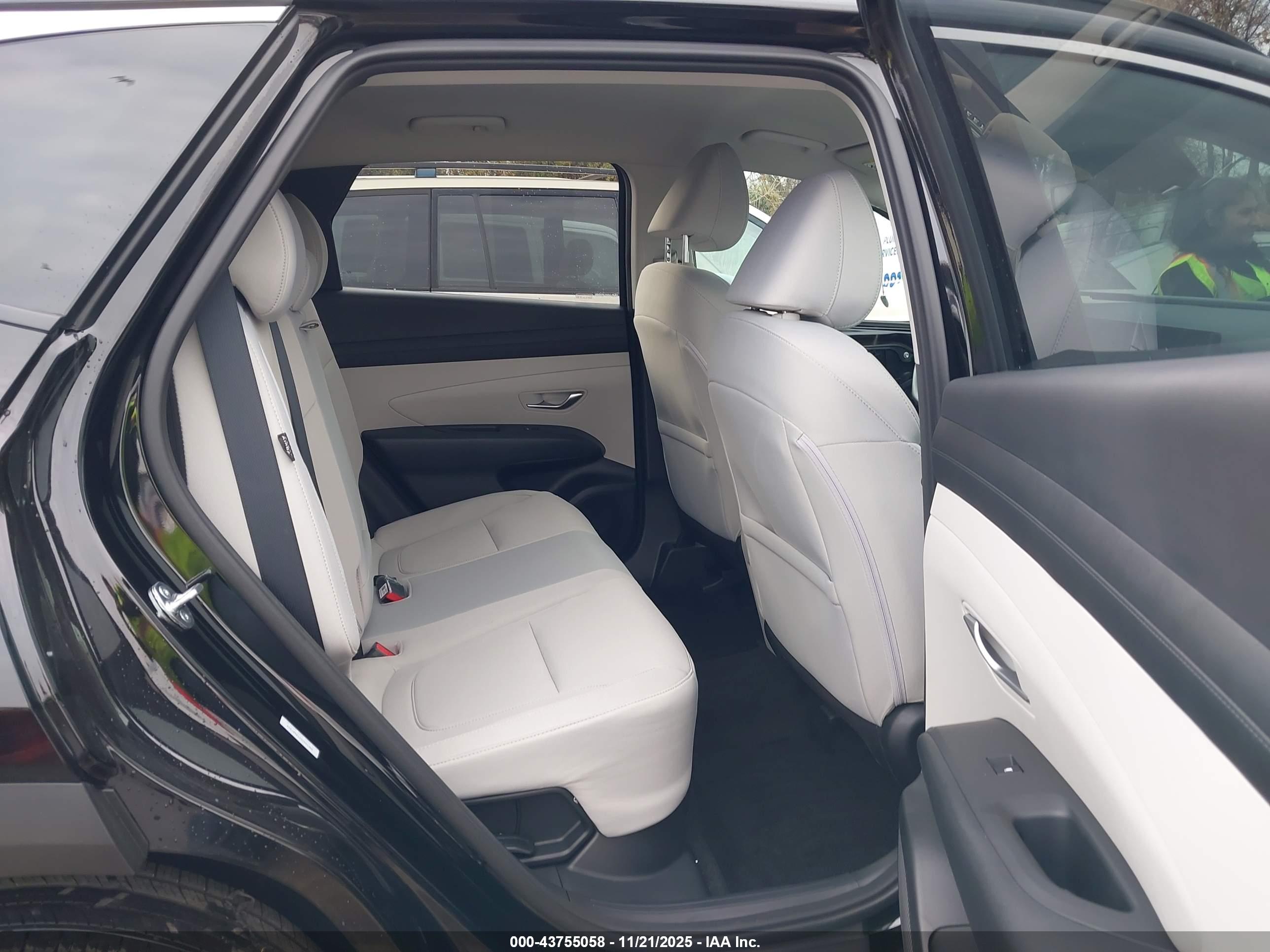 HYUNDAI TUCSON image 8