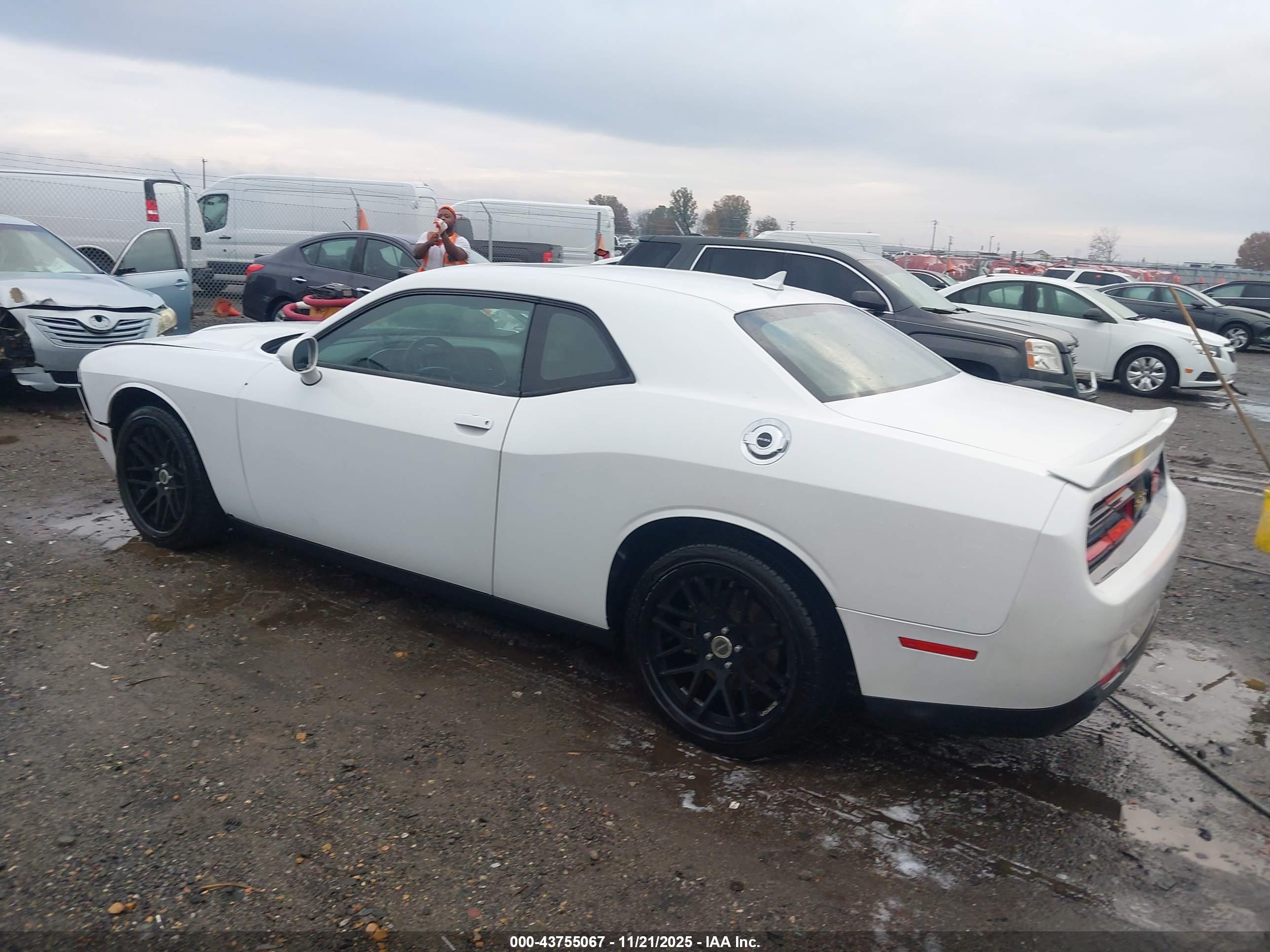 DODGE CHALLENGER image 3