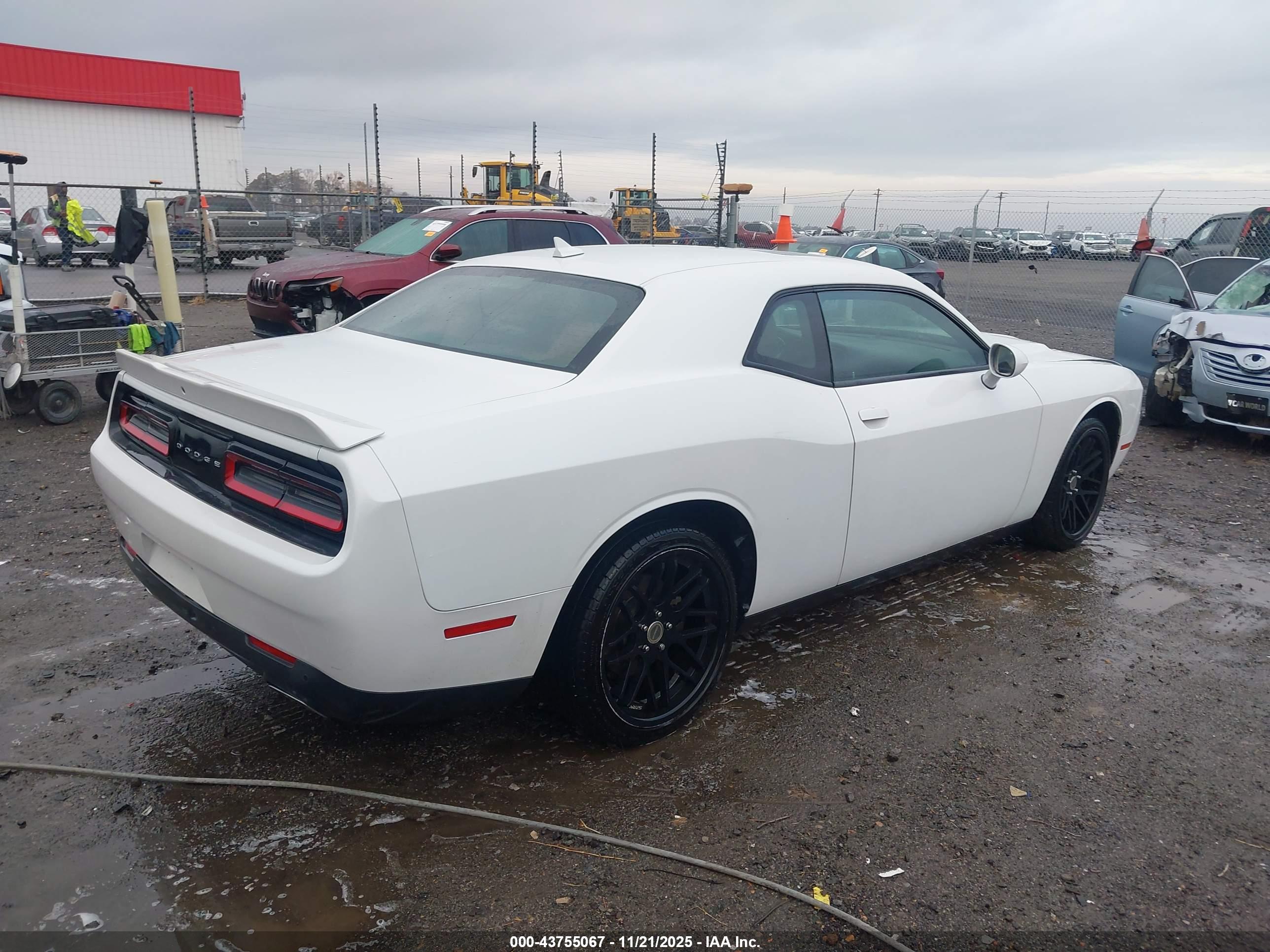 DODGE CHALLENGER image 4