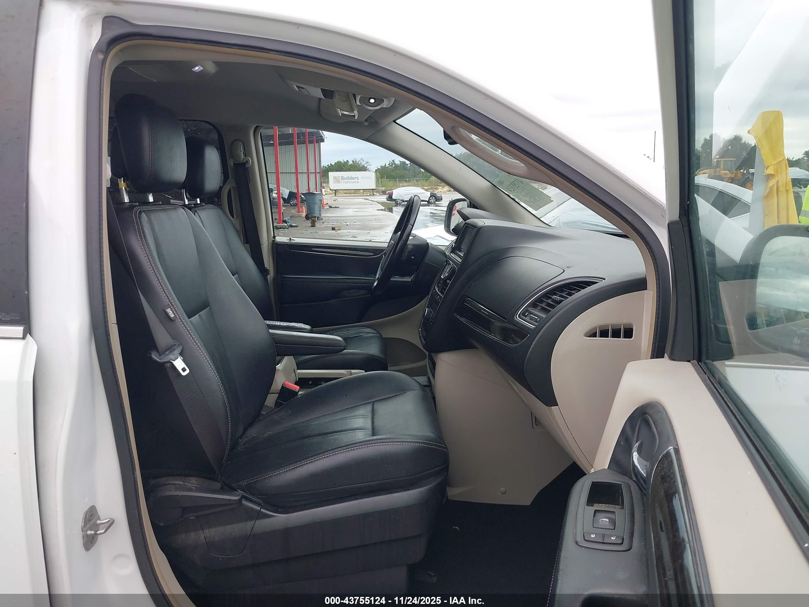 CHRYSLER TOWN image 5