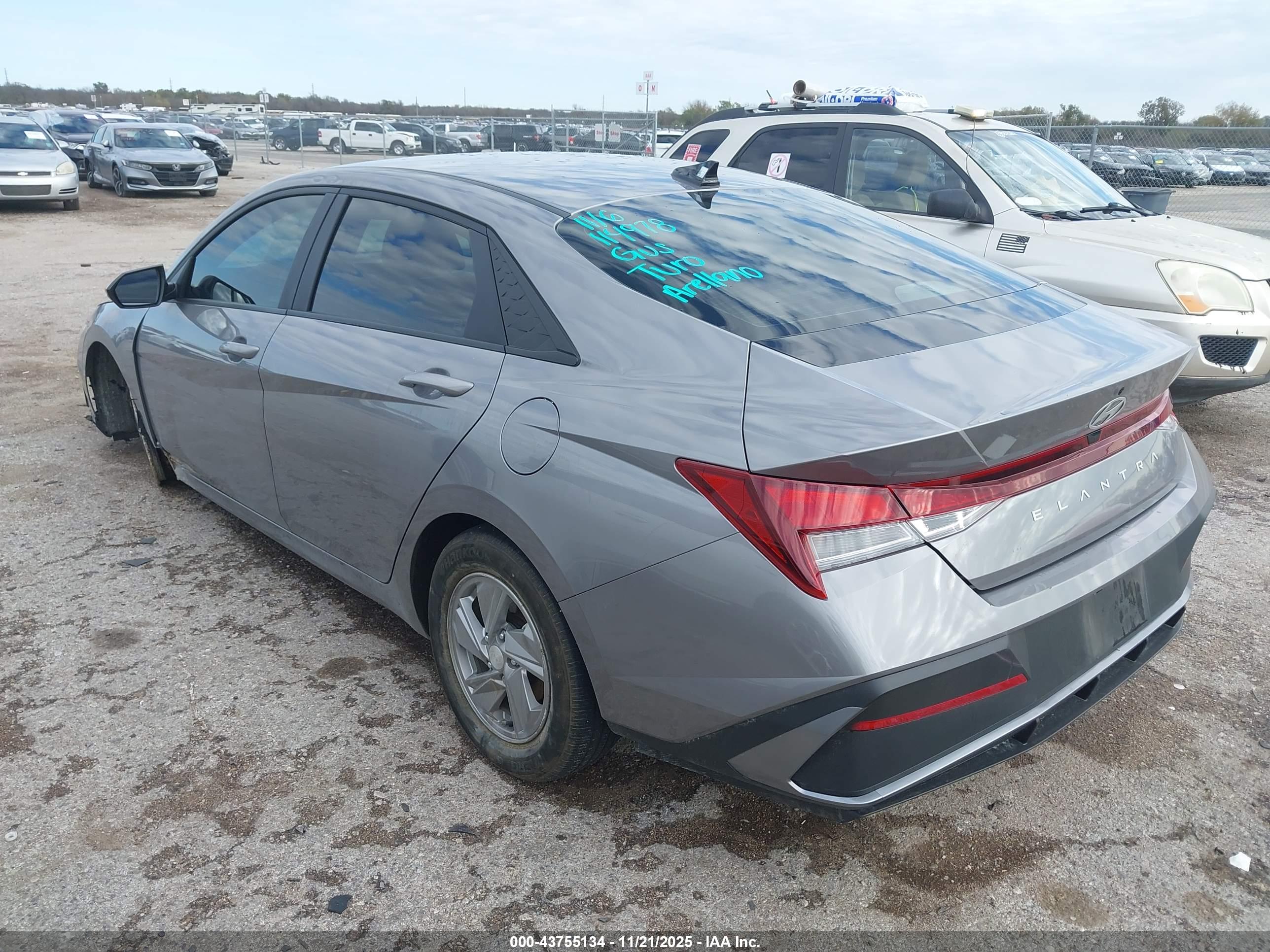 HYUNDAI ELANTRA image 3