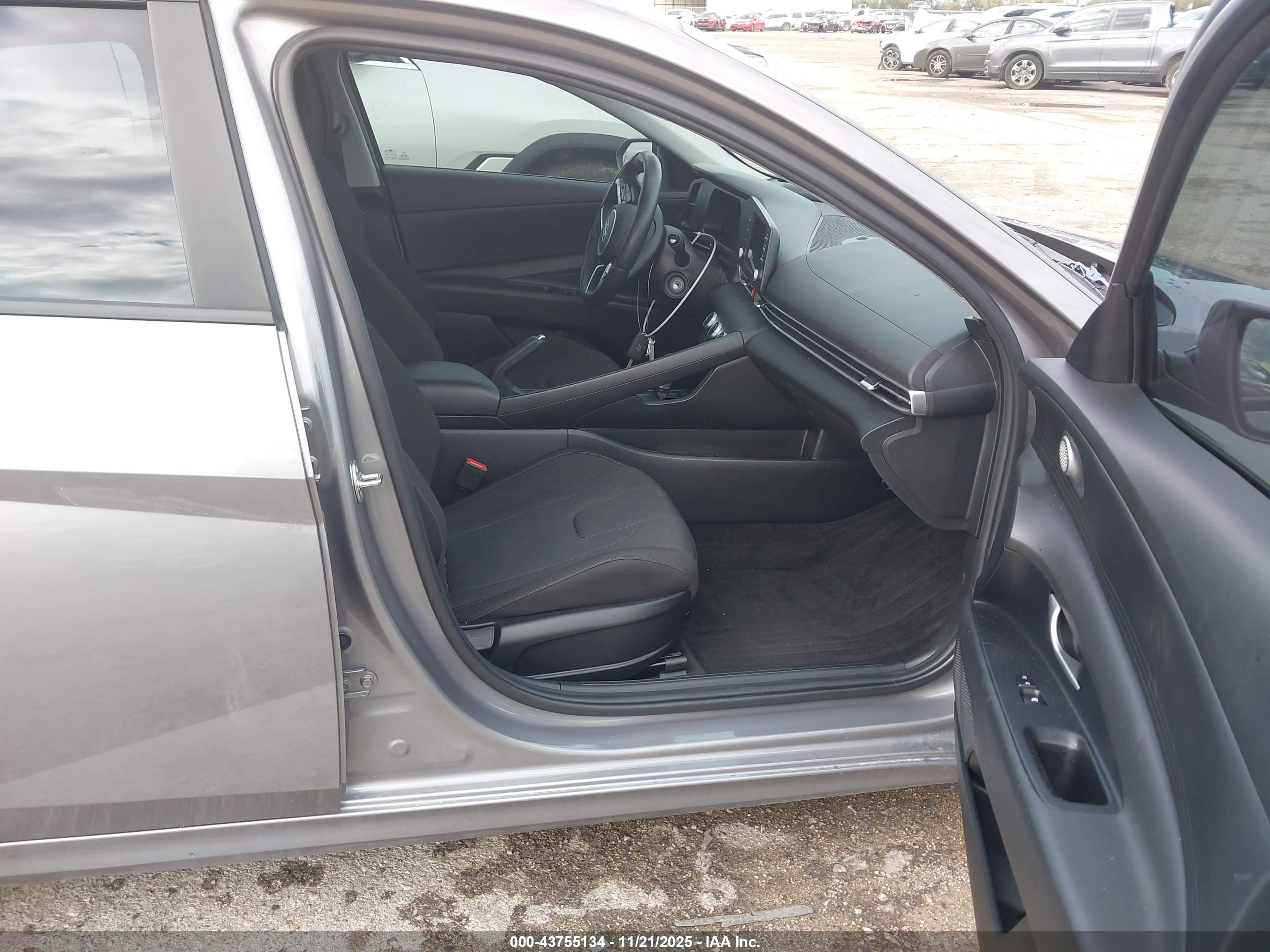 HYUNDAI ELANTRA image 5