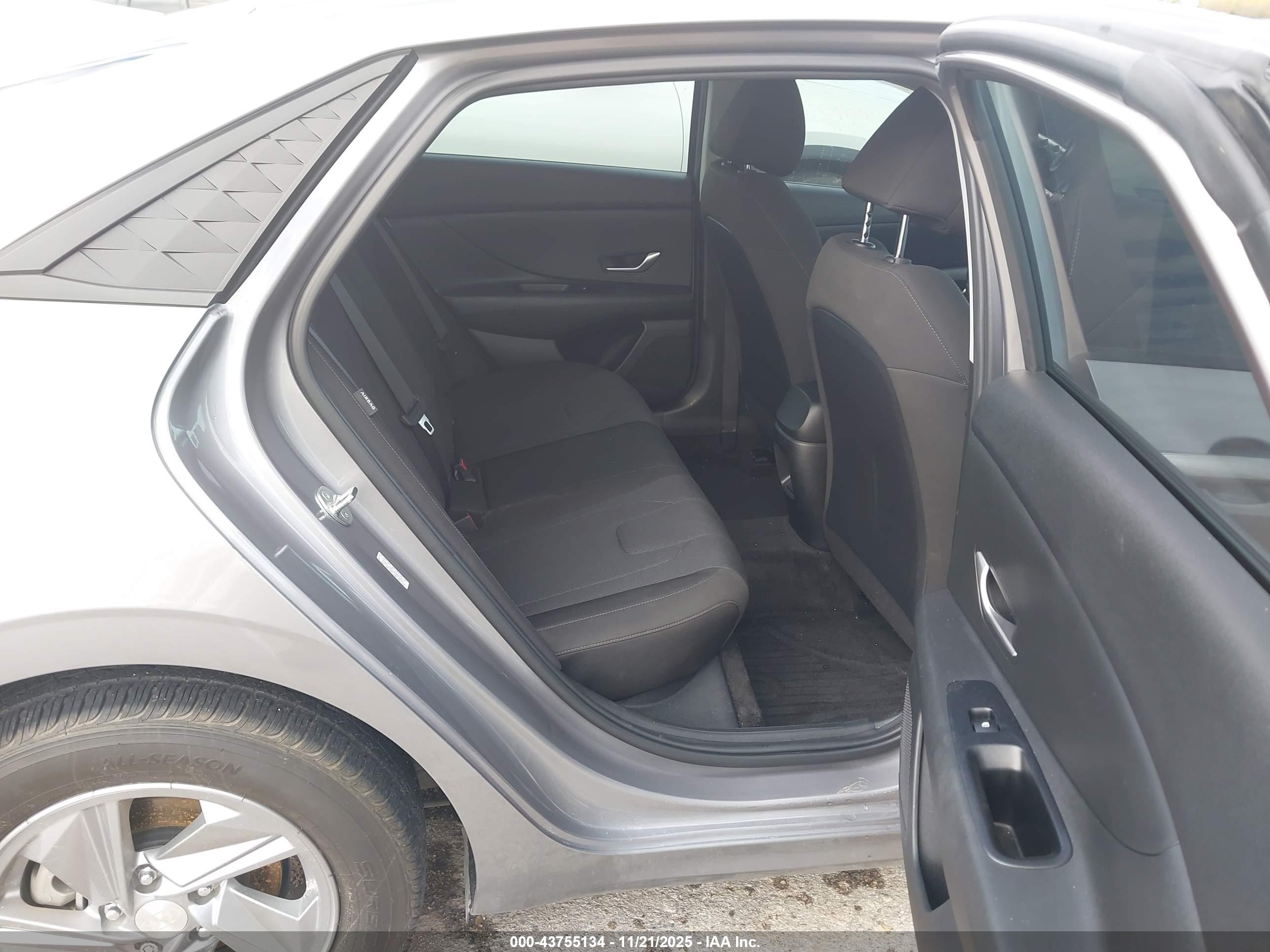 HYUNDAI ELANTRA image 8