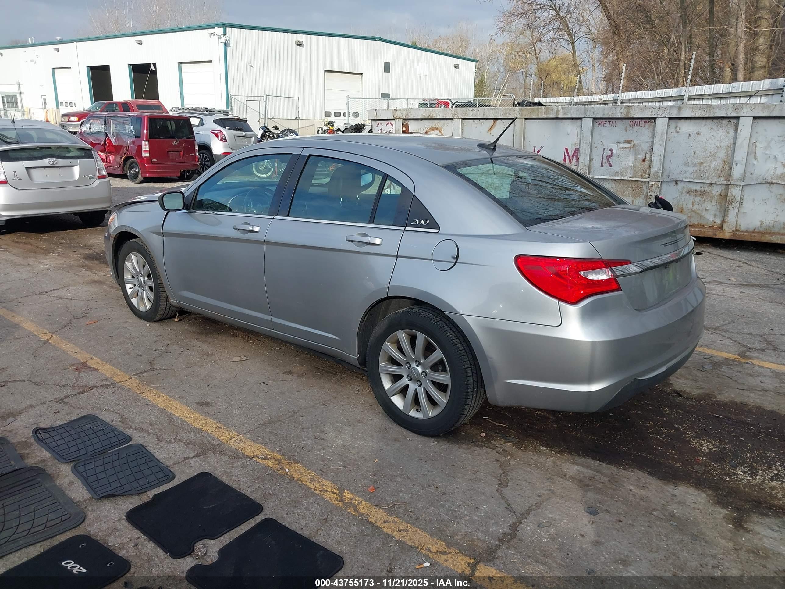 CHRYSLER 200 image 3