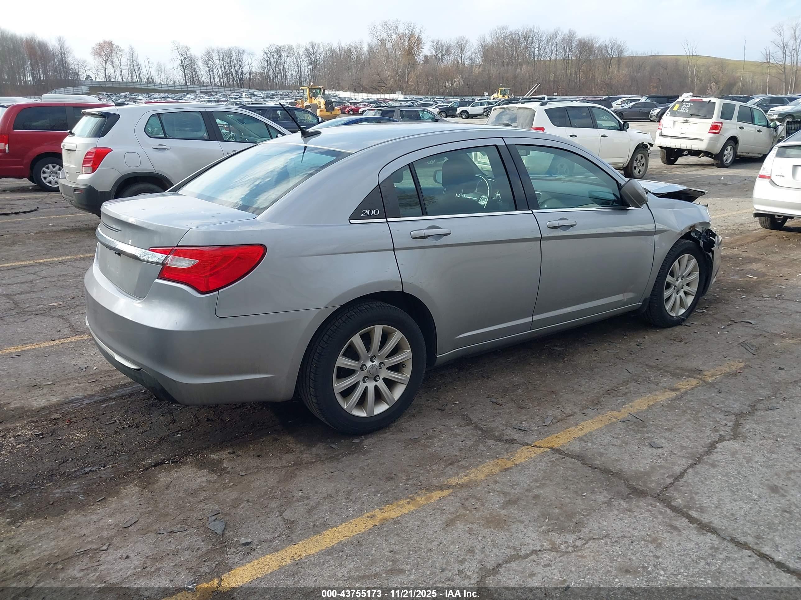 CHRYSLER 200 image 4