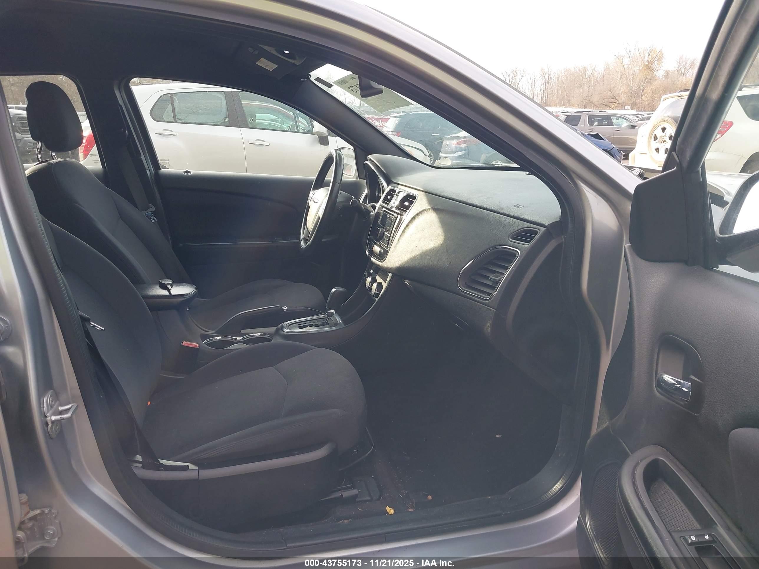 CHRYSLER 200 image 5