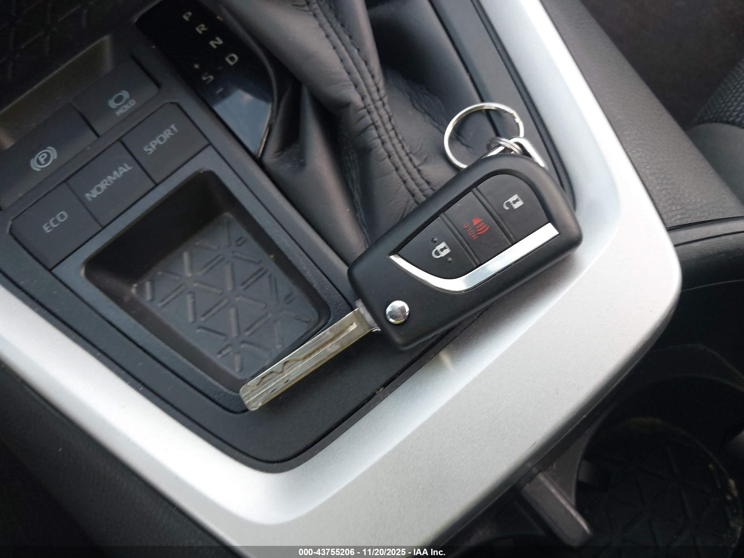 TOYOTA RAV4 image 11