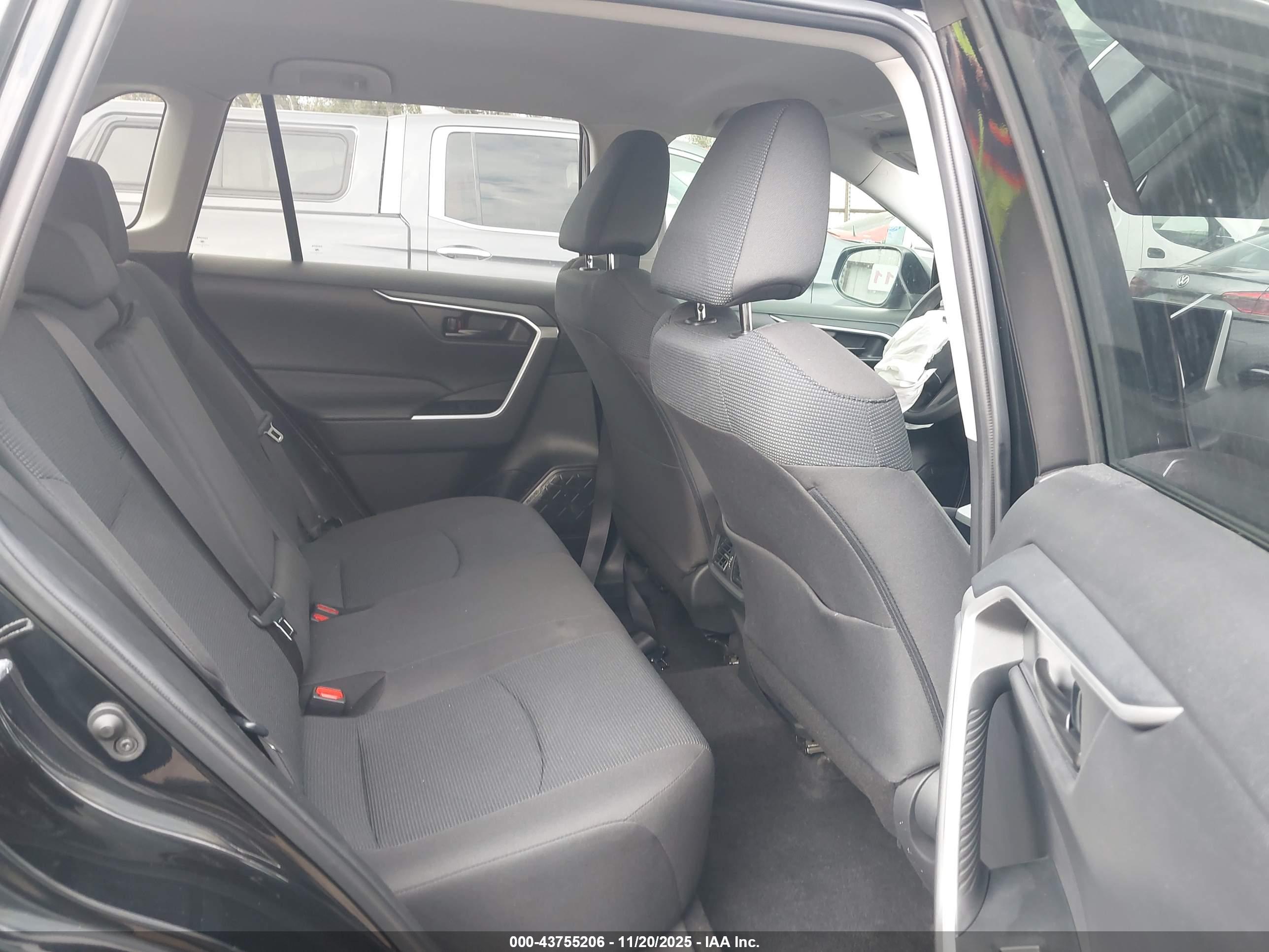 TOYOTA RAV4 image 8