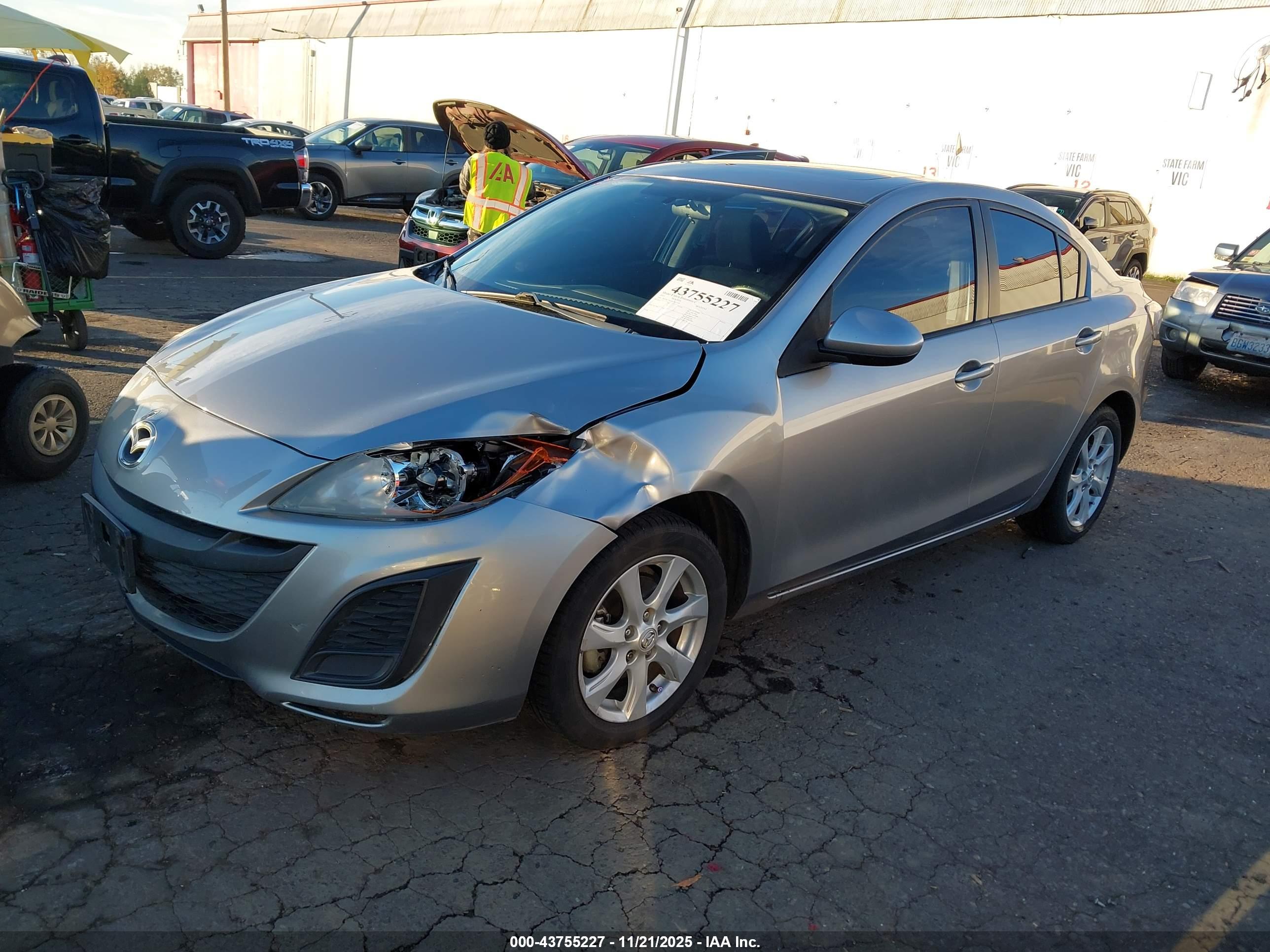 MAZDA MAZDA3 image 2