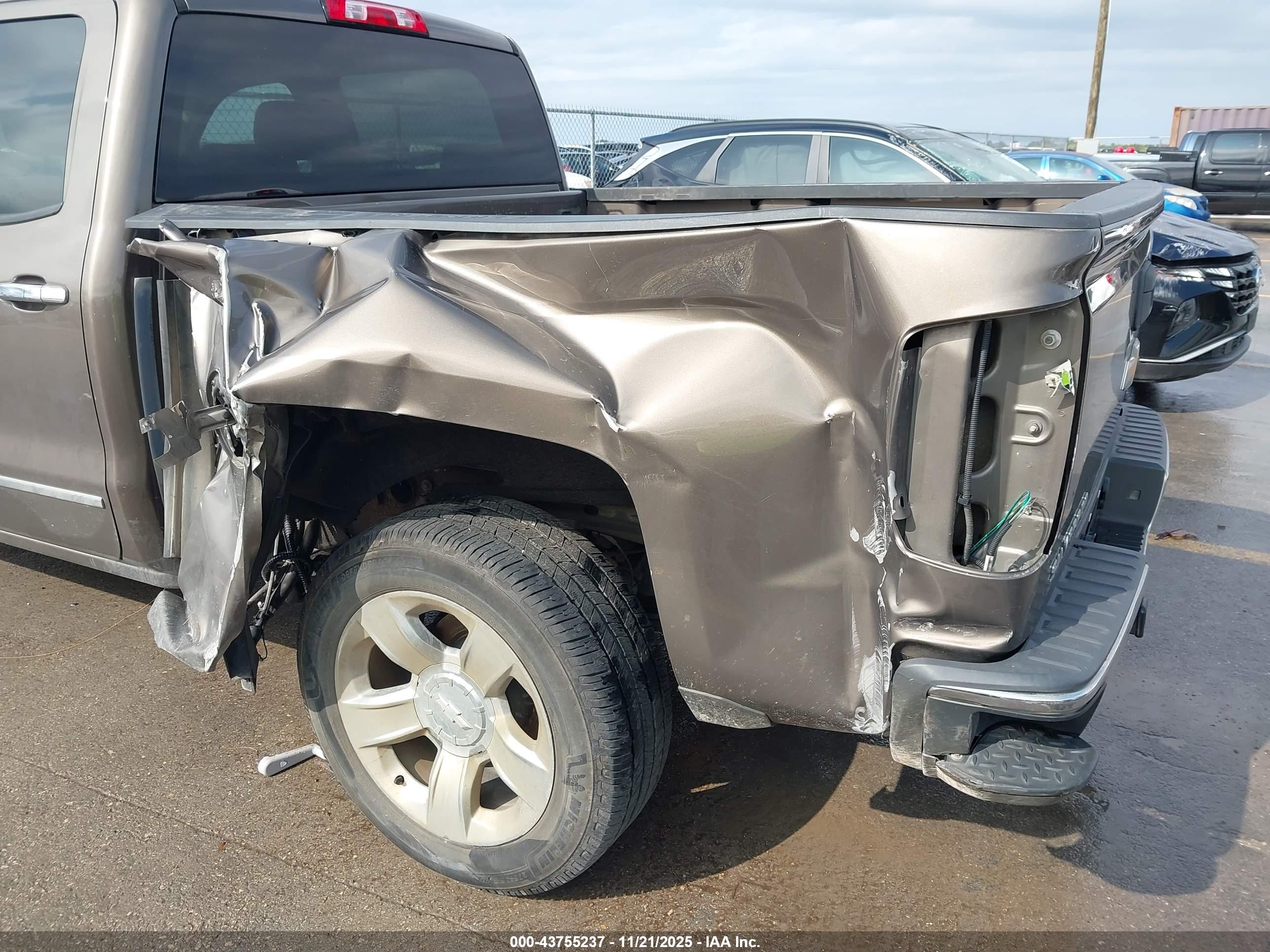 CHEVROLET SILVERADO image 6