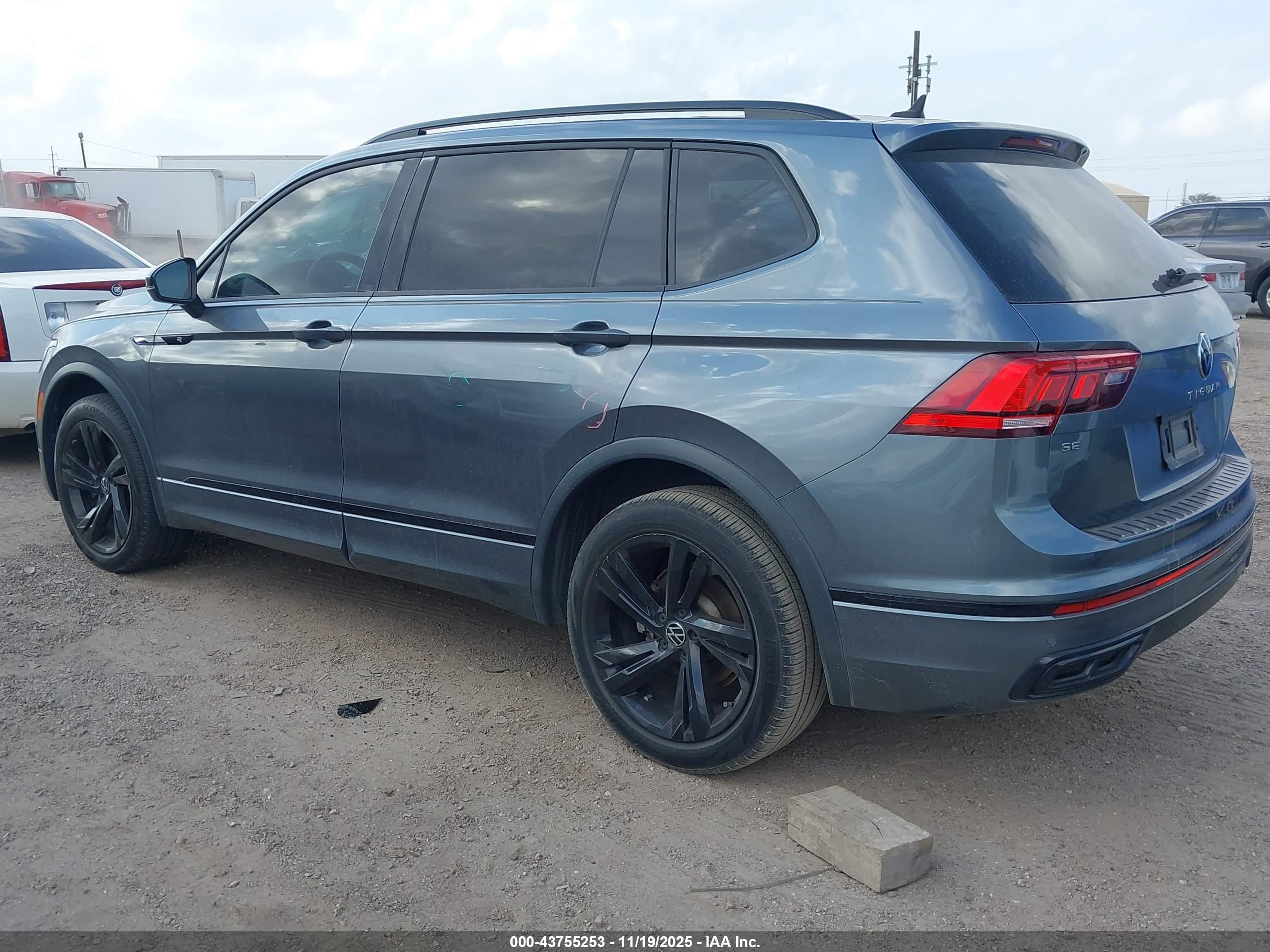 VOLKSWAGEN TIGUAN image 3