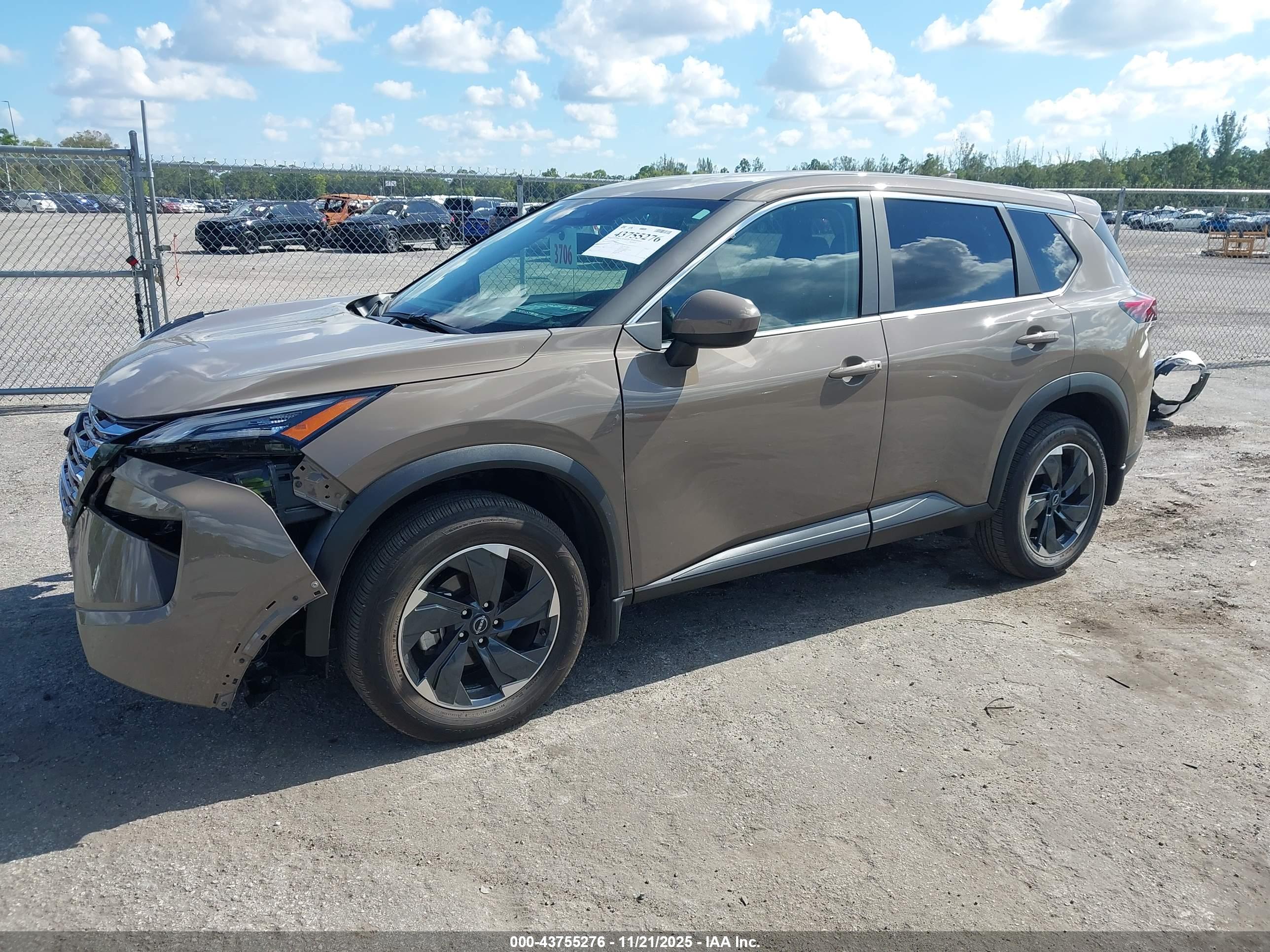 NISSAN ROGUE image 2