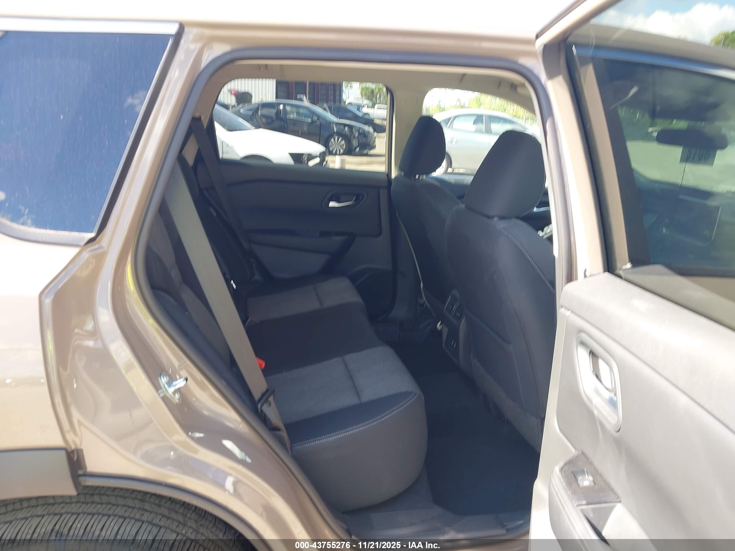 NISSAN ROGUE image 8