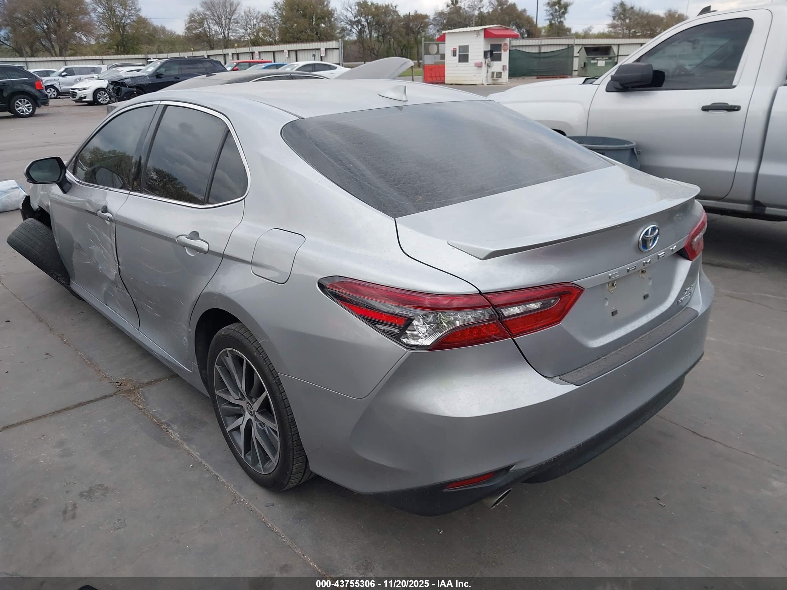TOYOTA CAMRY image 3