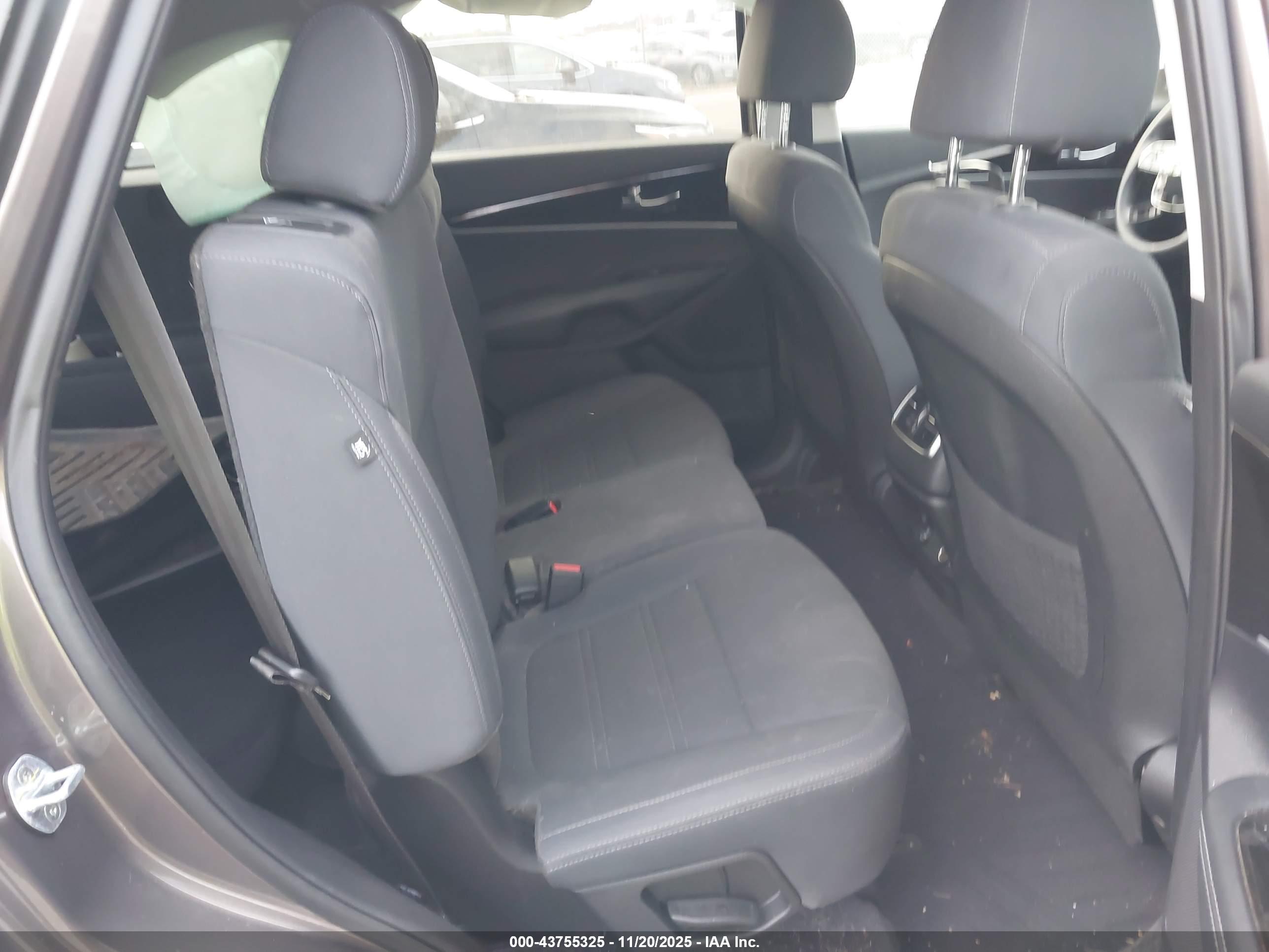 KIA SORENTO image 8