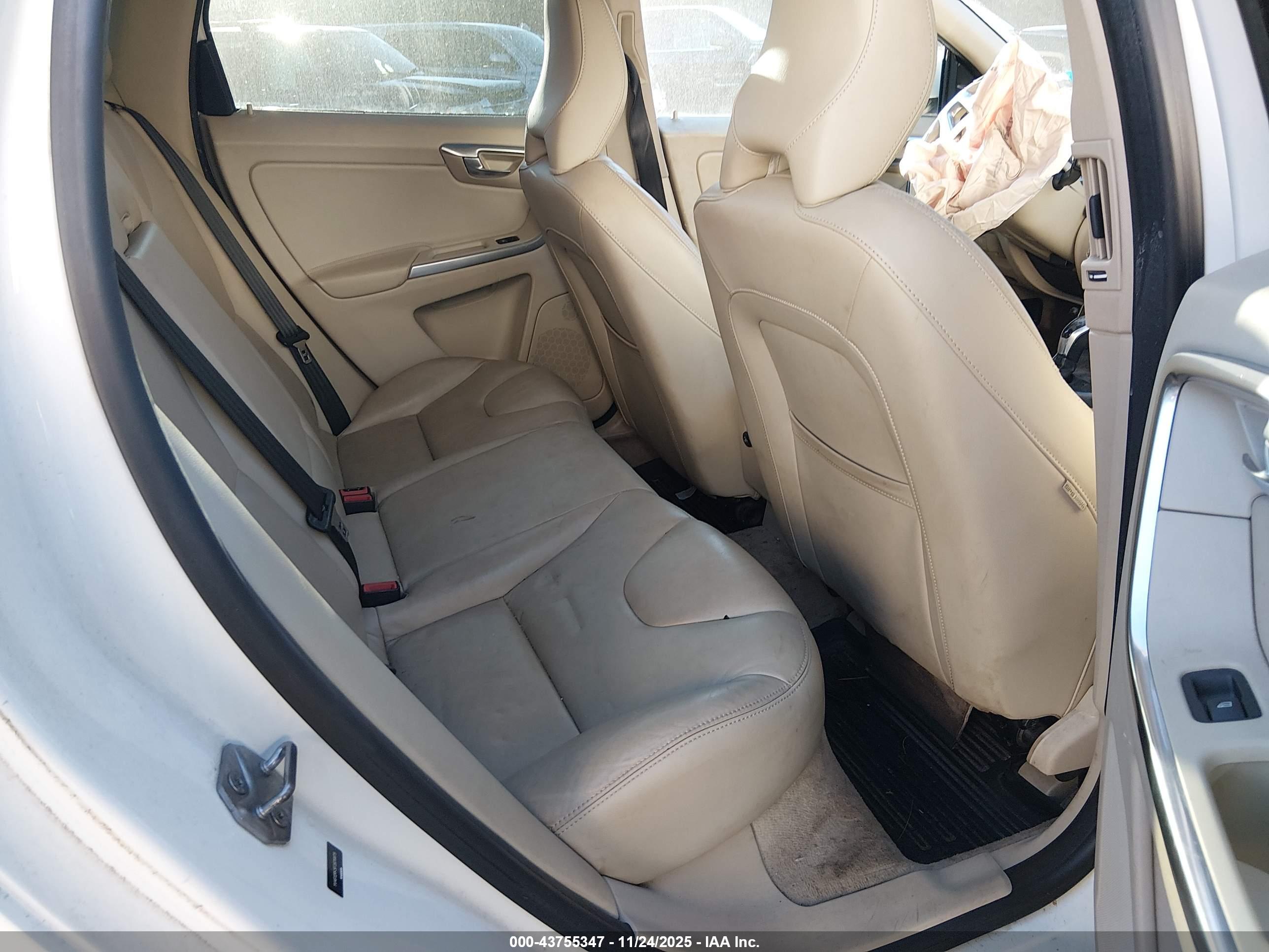 VOLVO XC60 image 8