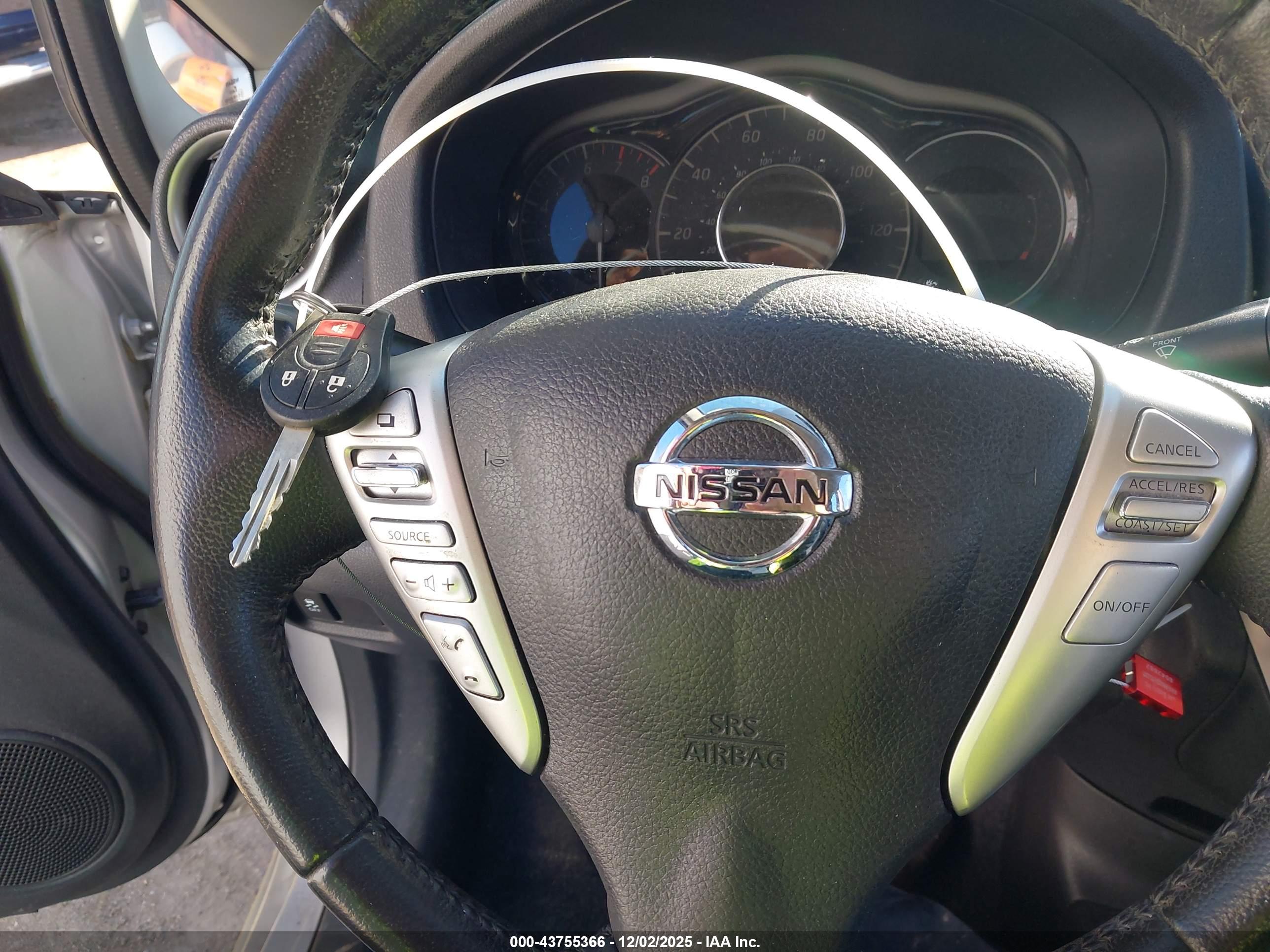 NISSAN VERSA image 11