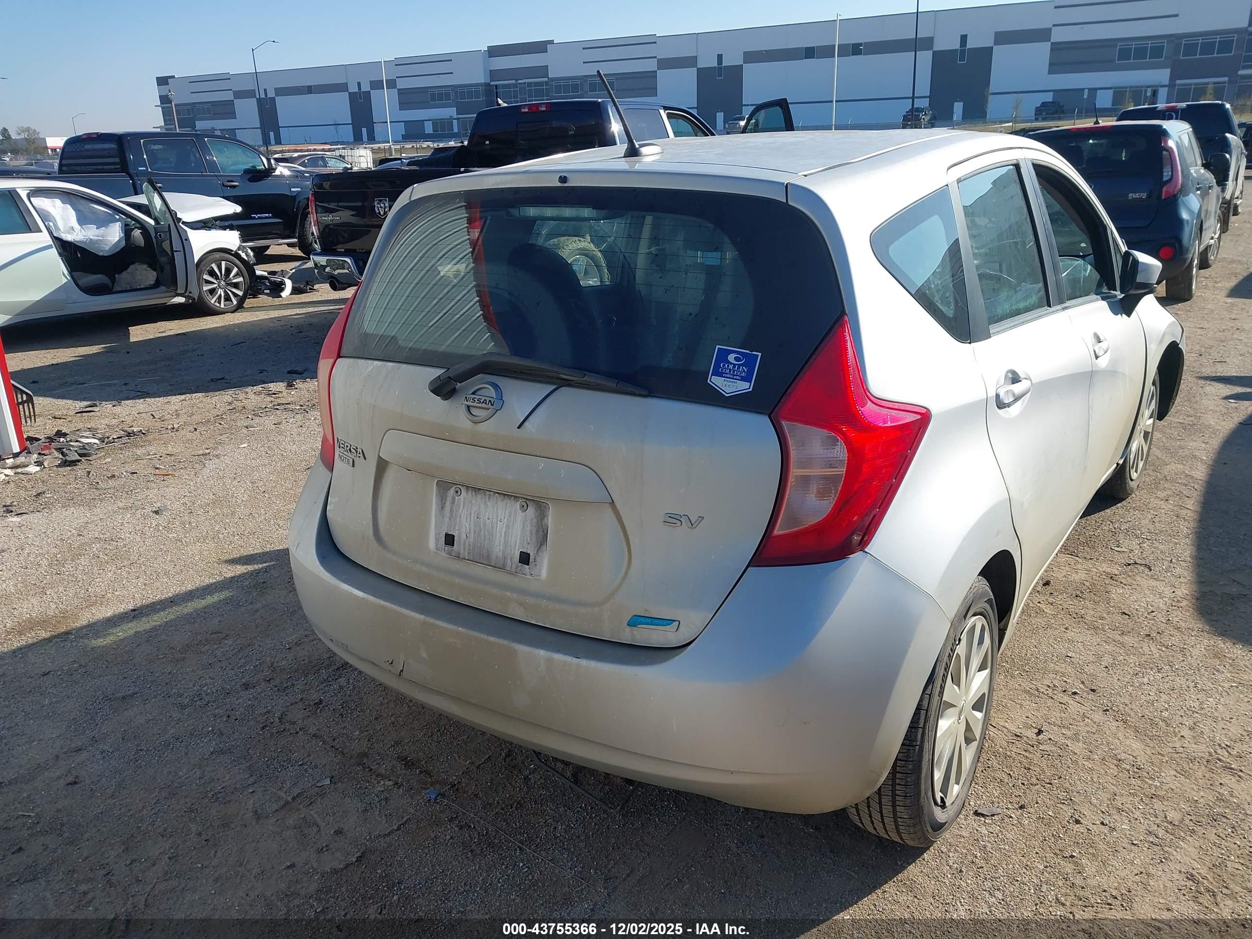 NISSAN VERSA image 4