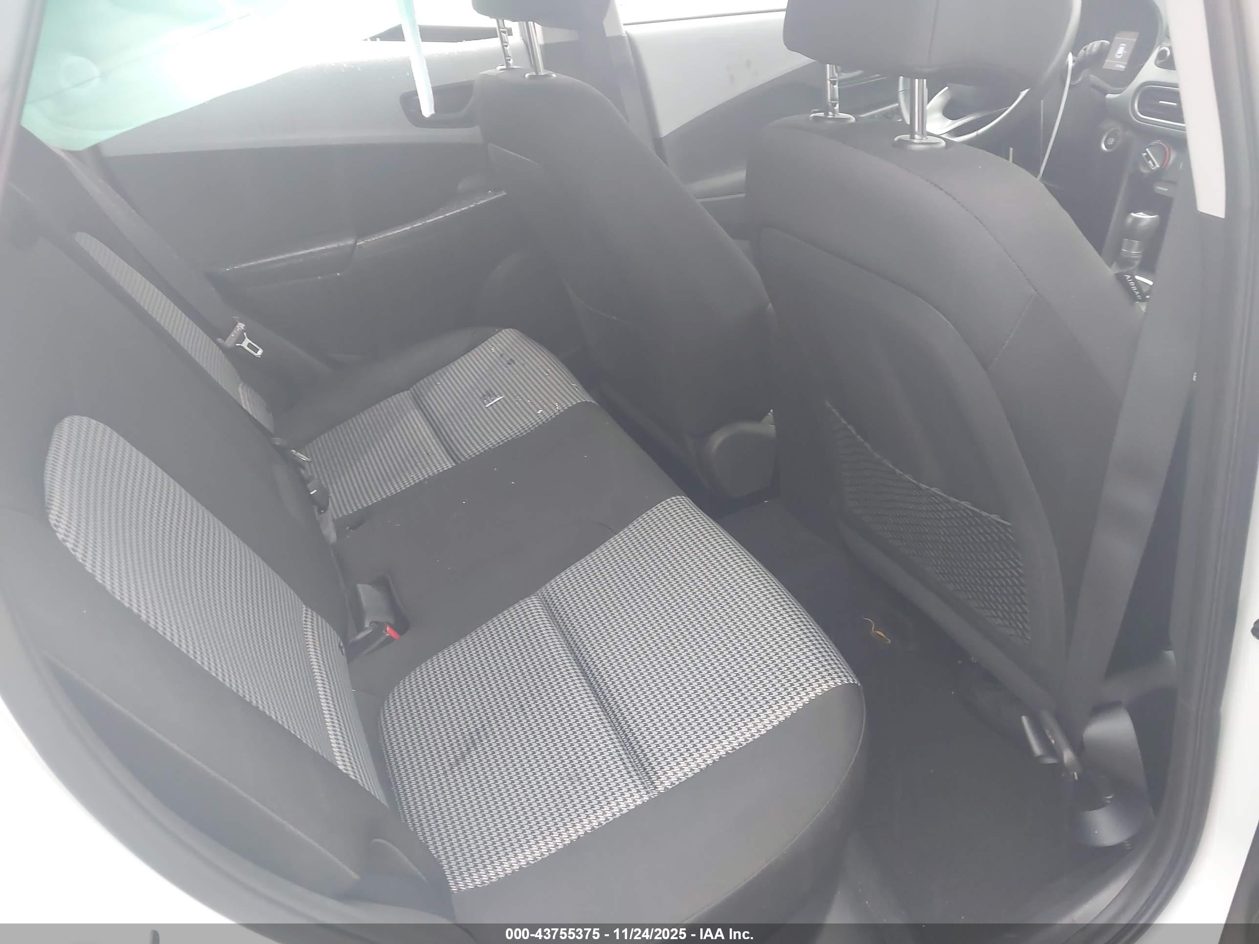 HYUNDAI KONA image 8