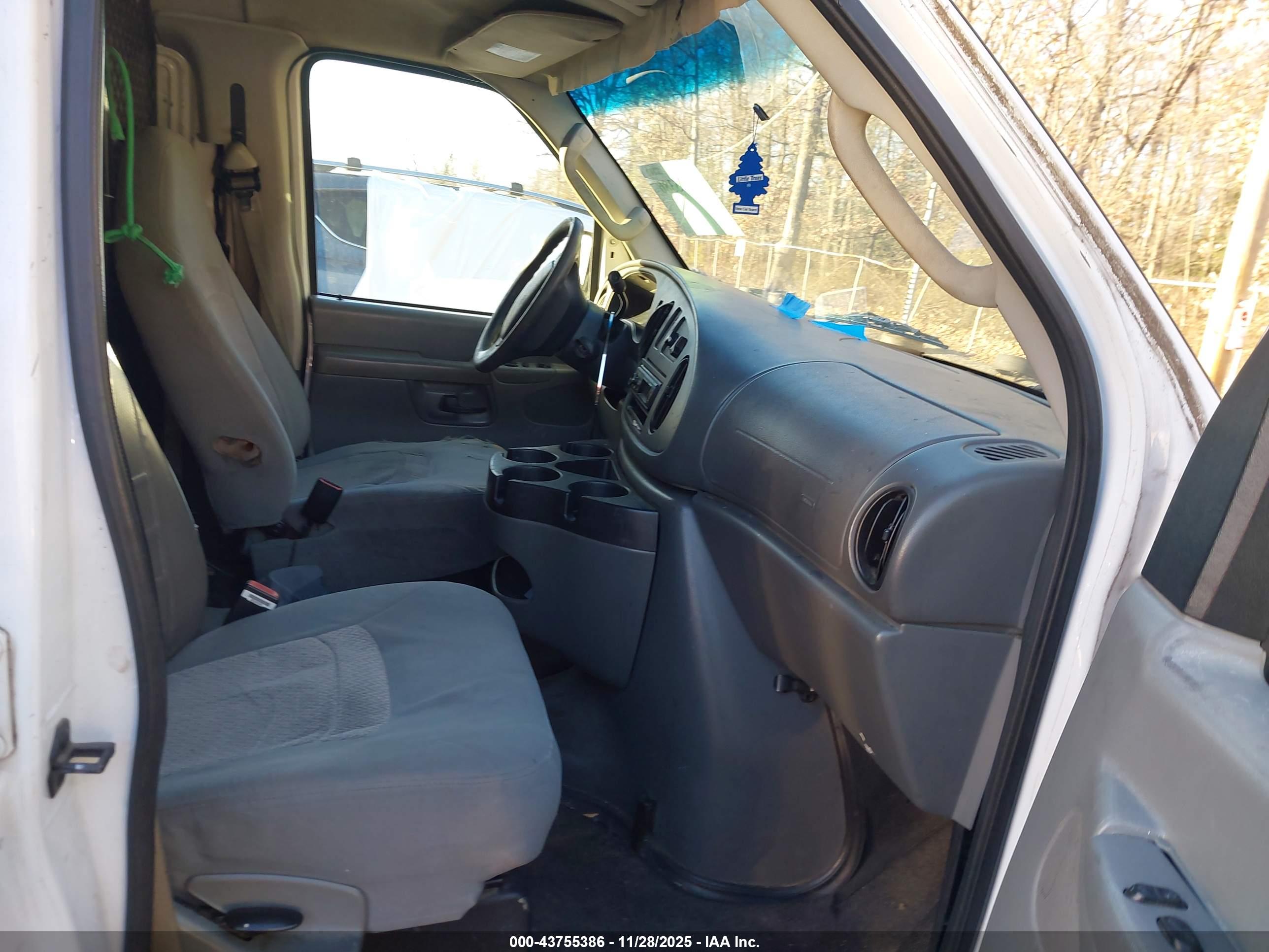 FORD E-150 image 5