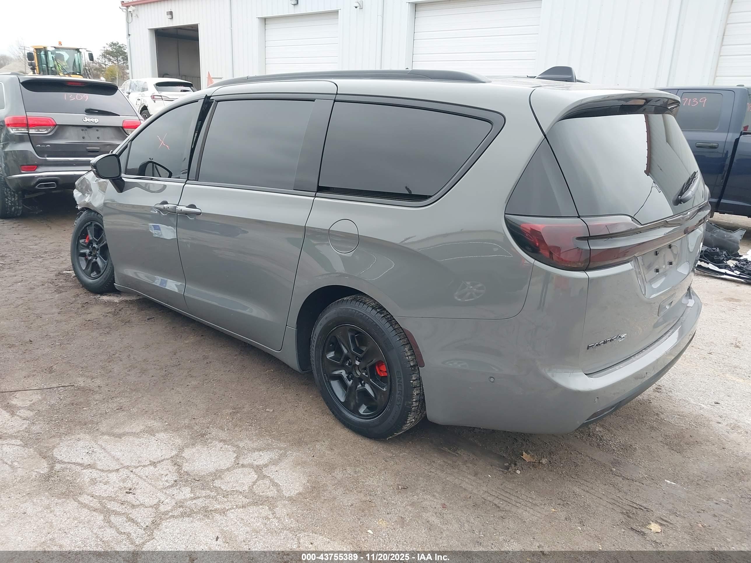 CHRYSLER PACIFICA image 3