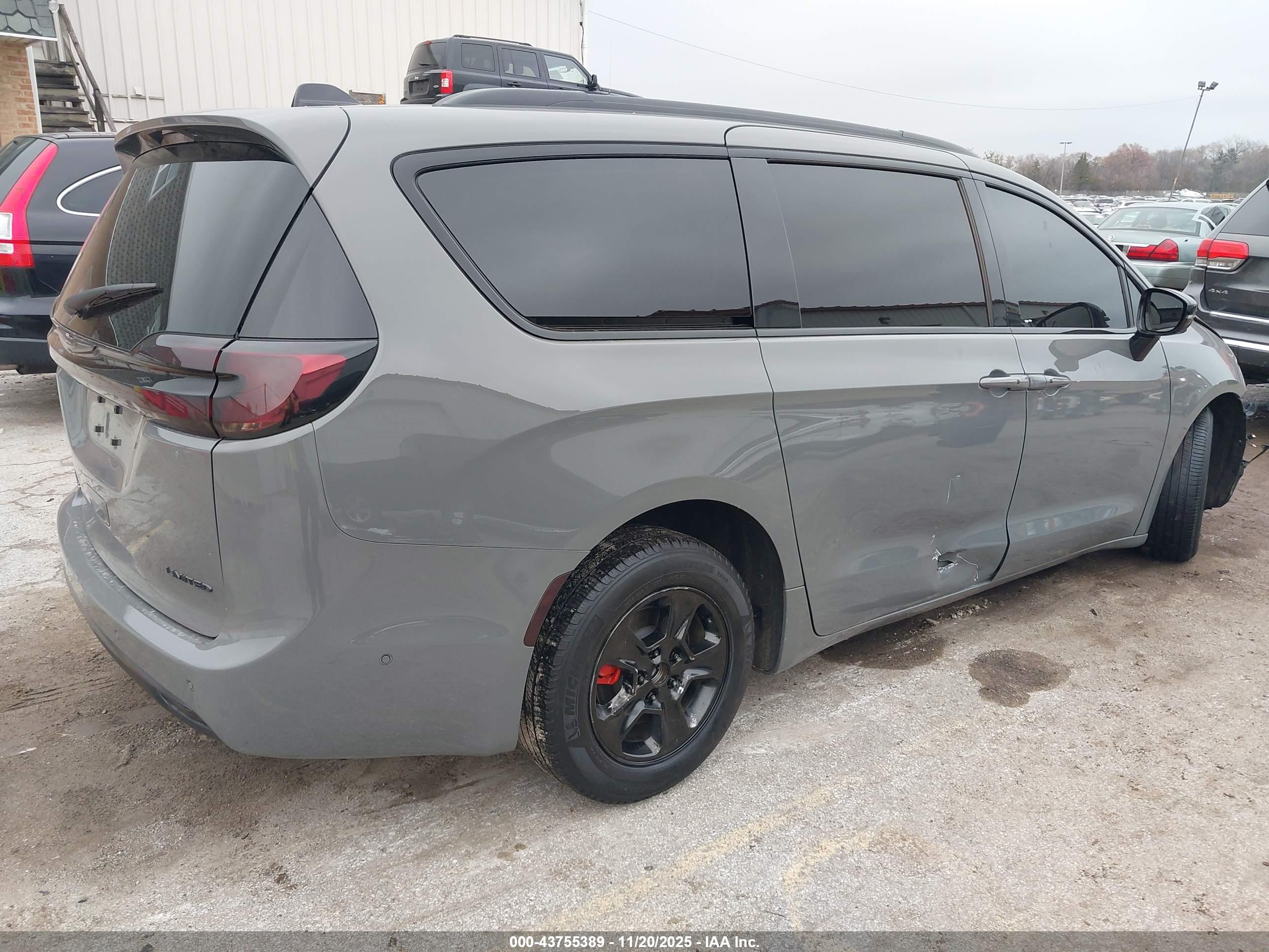 CHRYSLER PACIFICA image 4