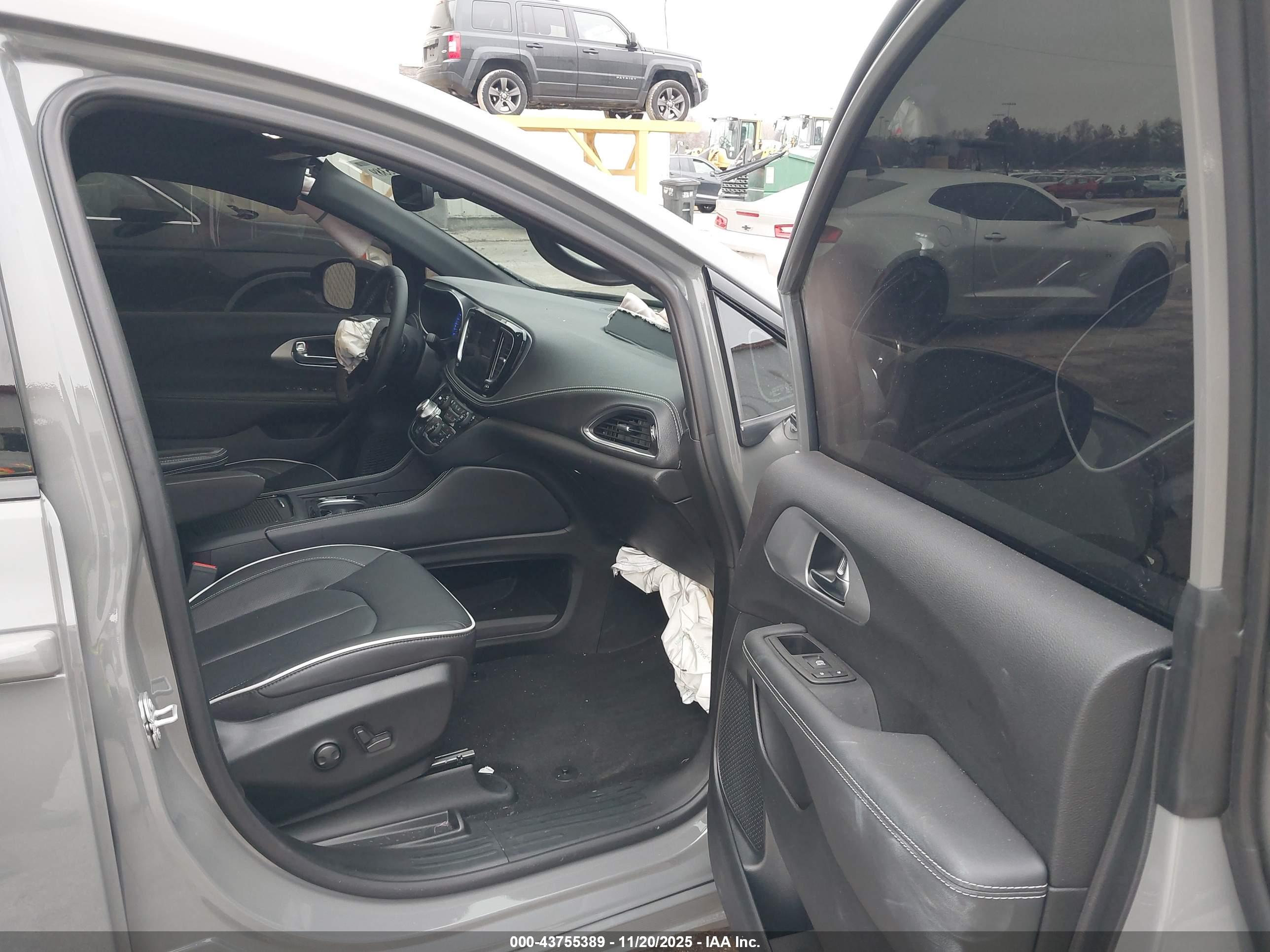 CHRYSLER PACIFICA image 5