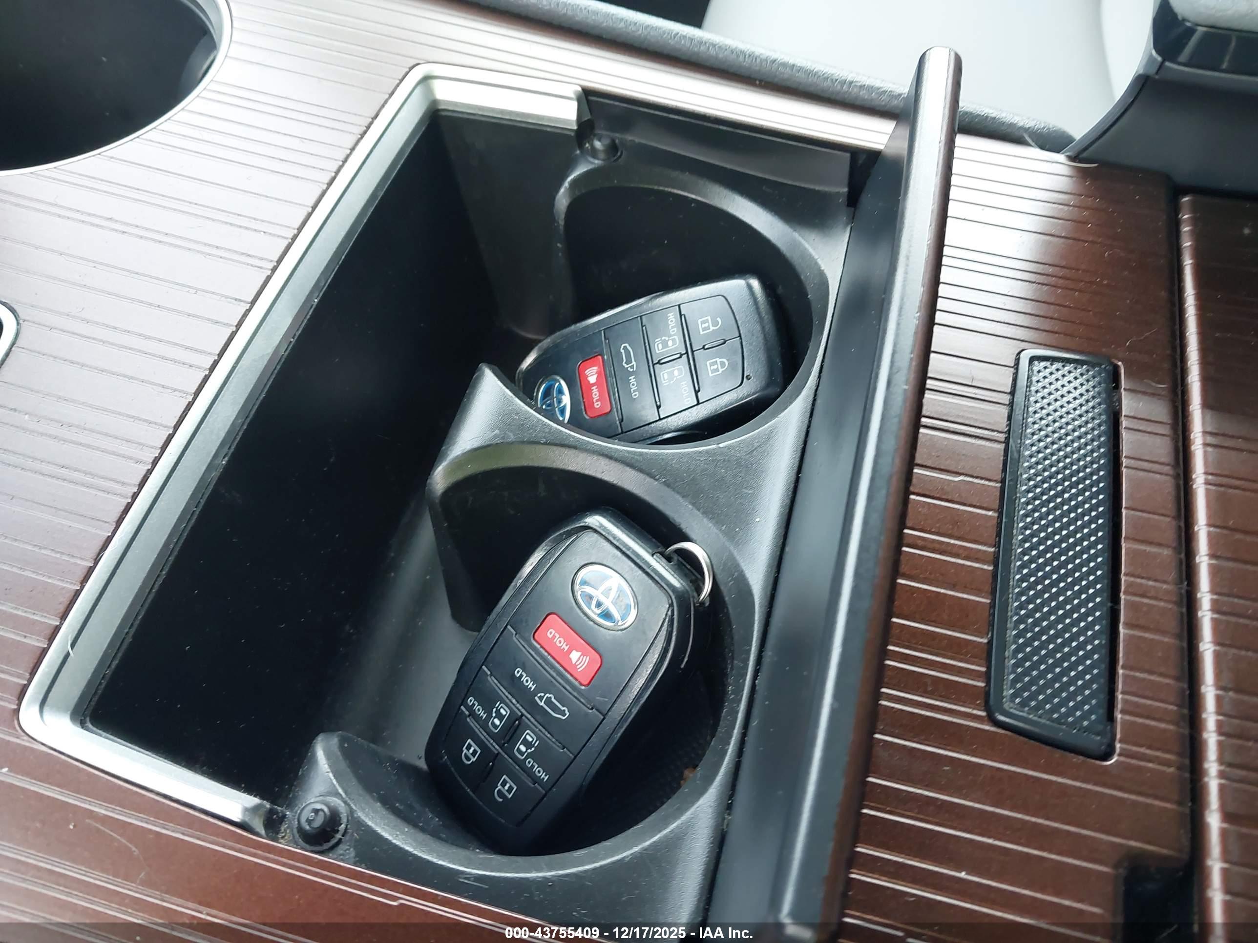 TOYOTA SIENNA image 11