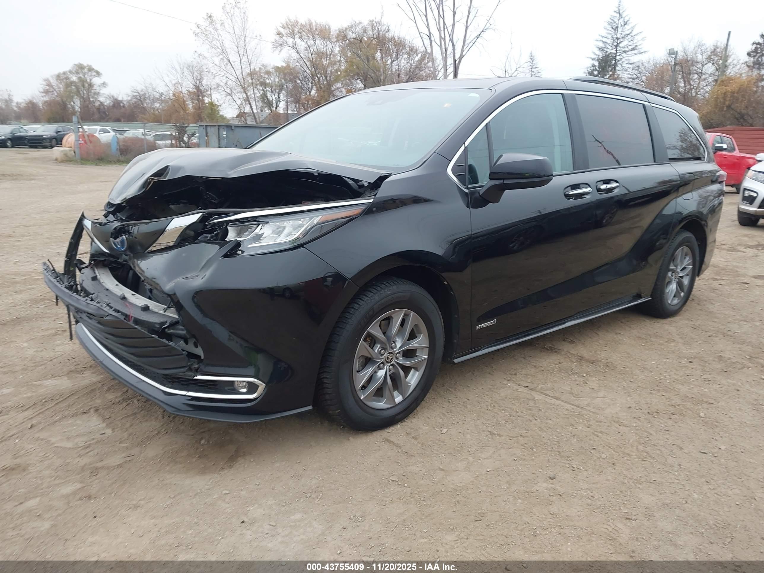 TOYOTA SIENNA image 2