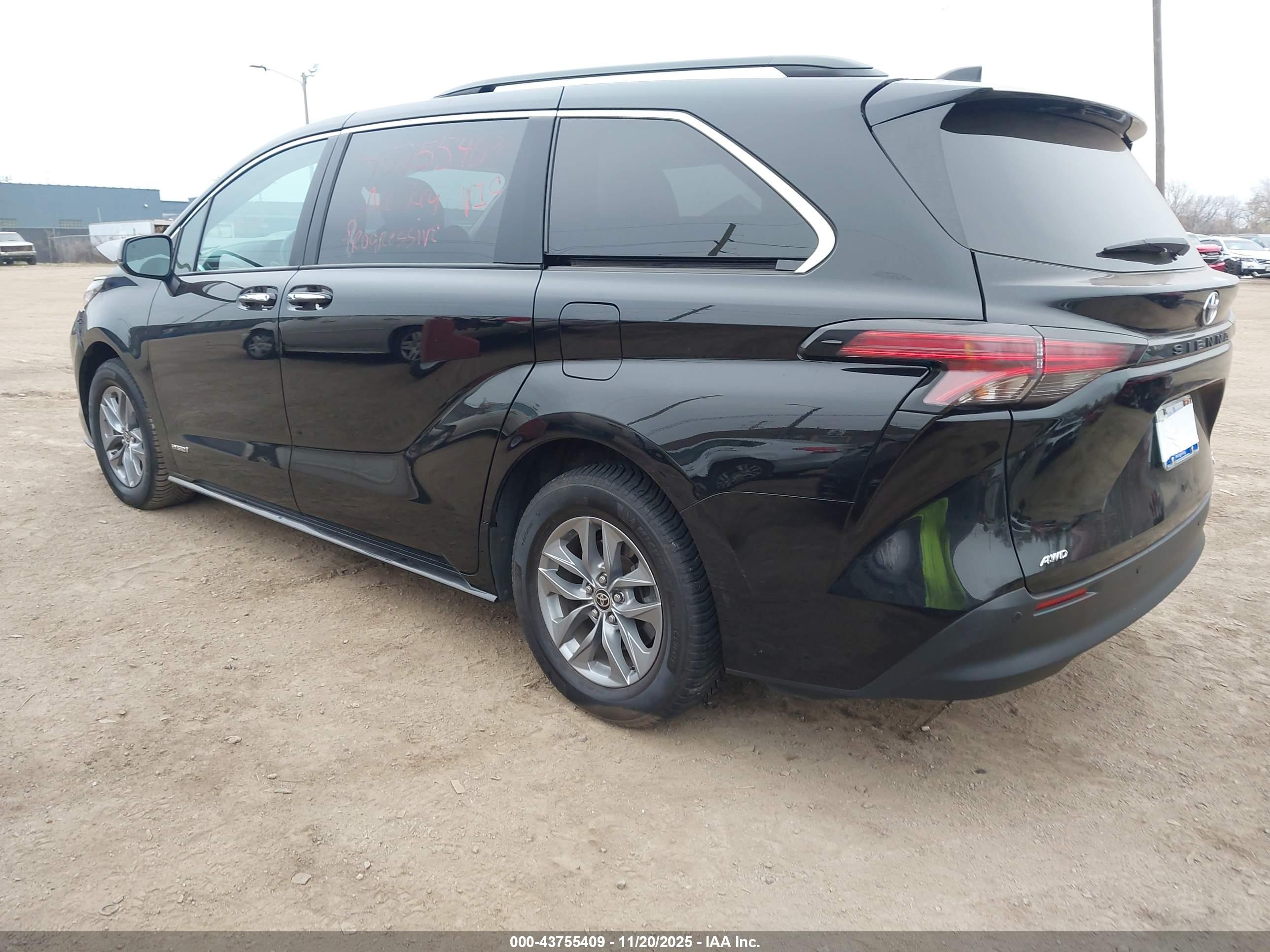 TOYOTA SIENNA image 3