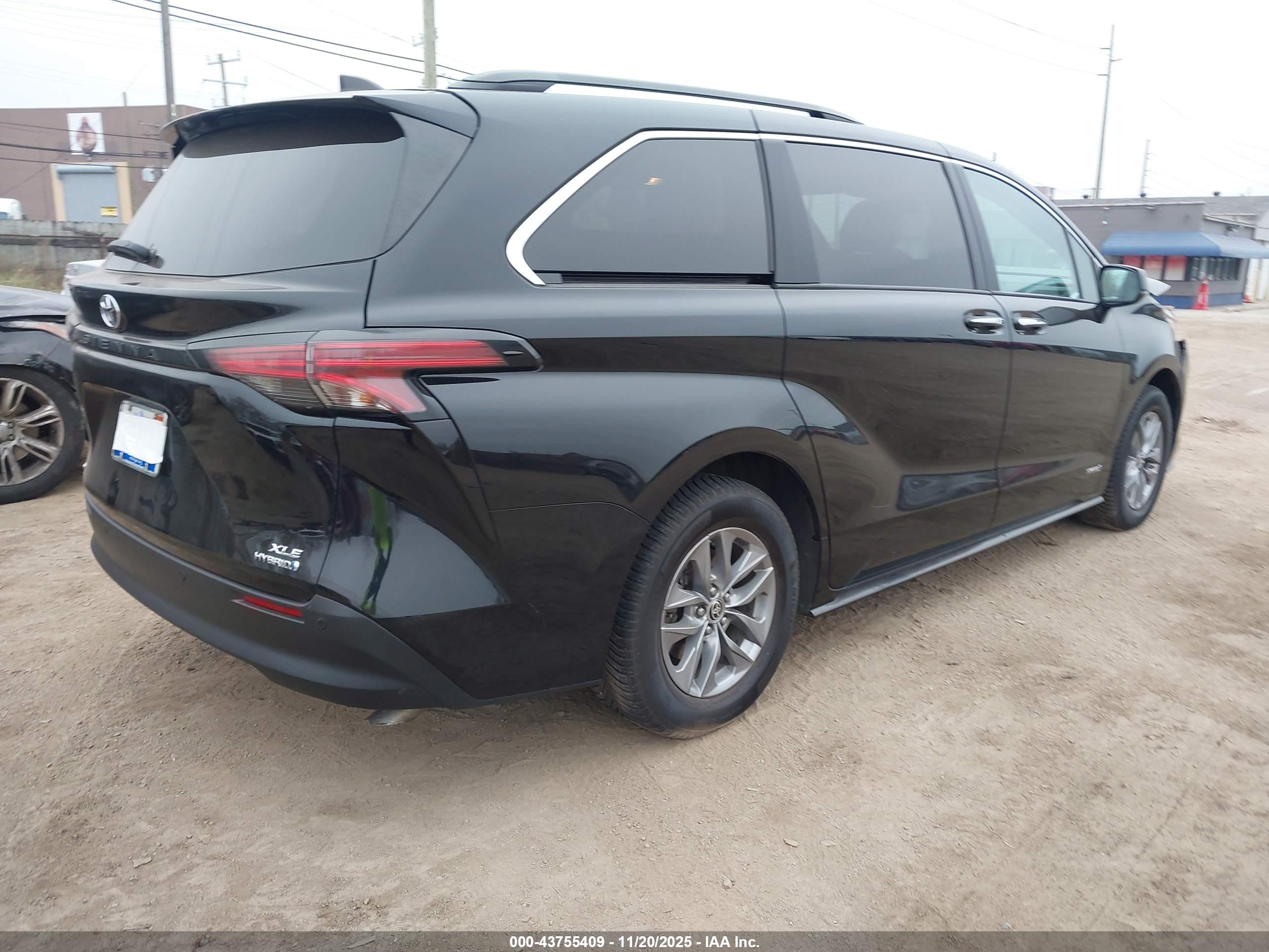 TOYOTA SIENNA image 4