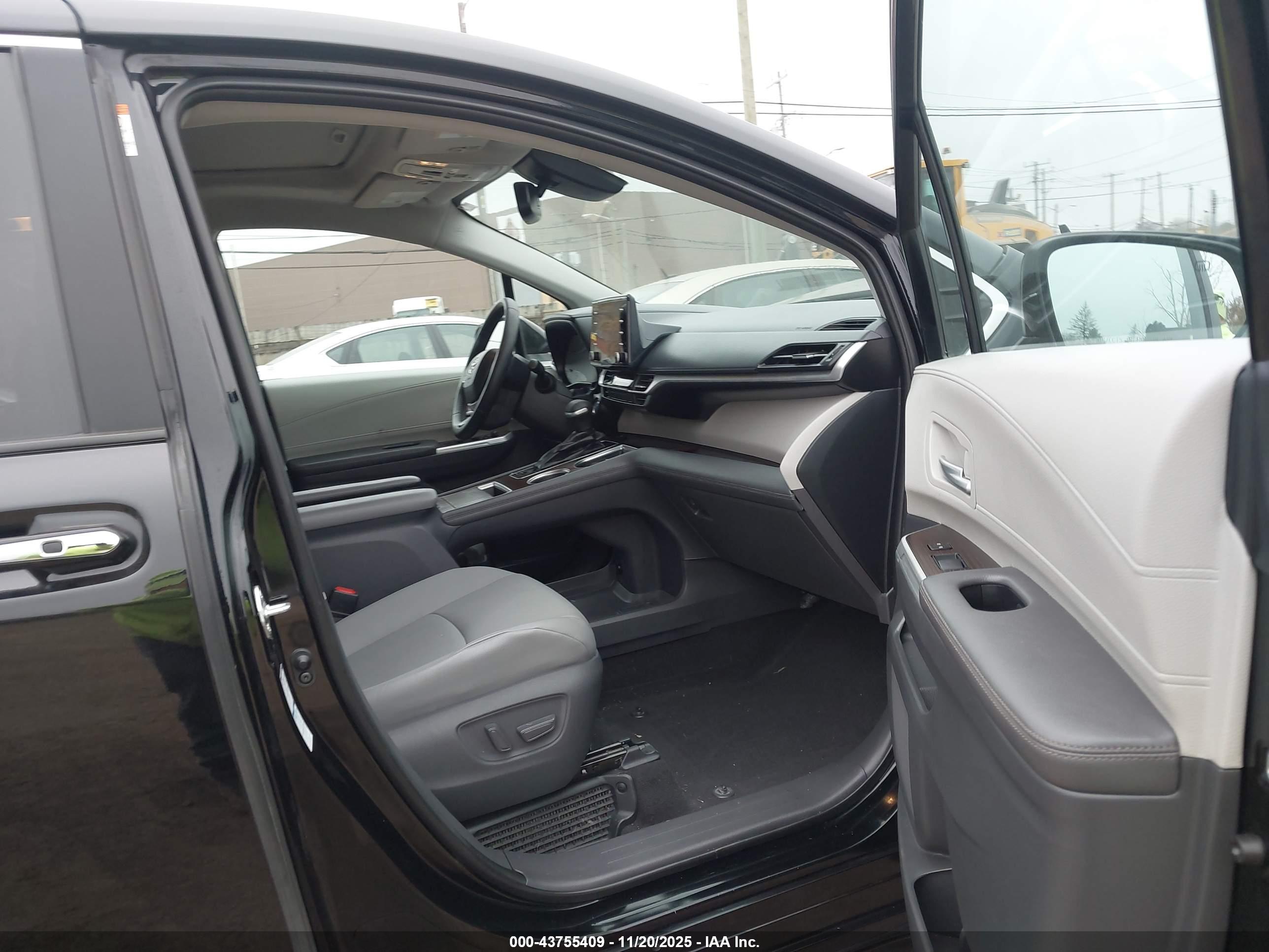 TOYOTA SIENNA image 5