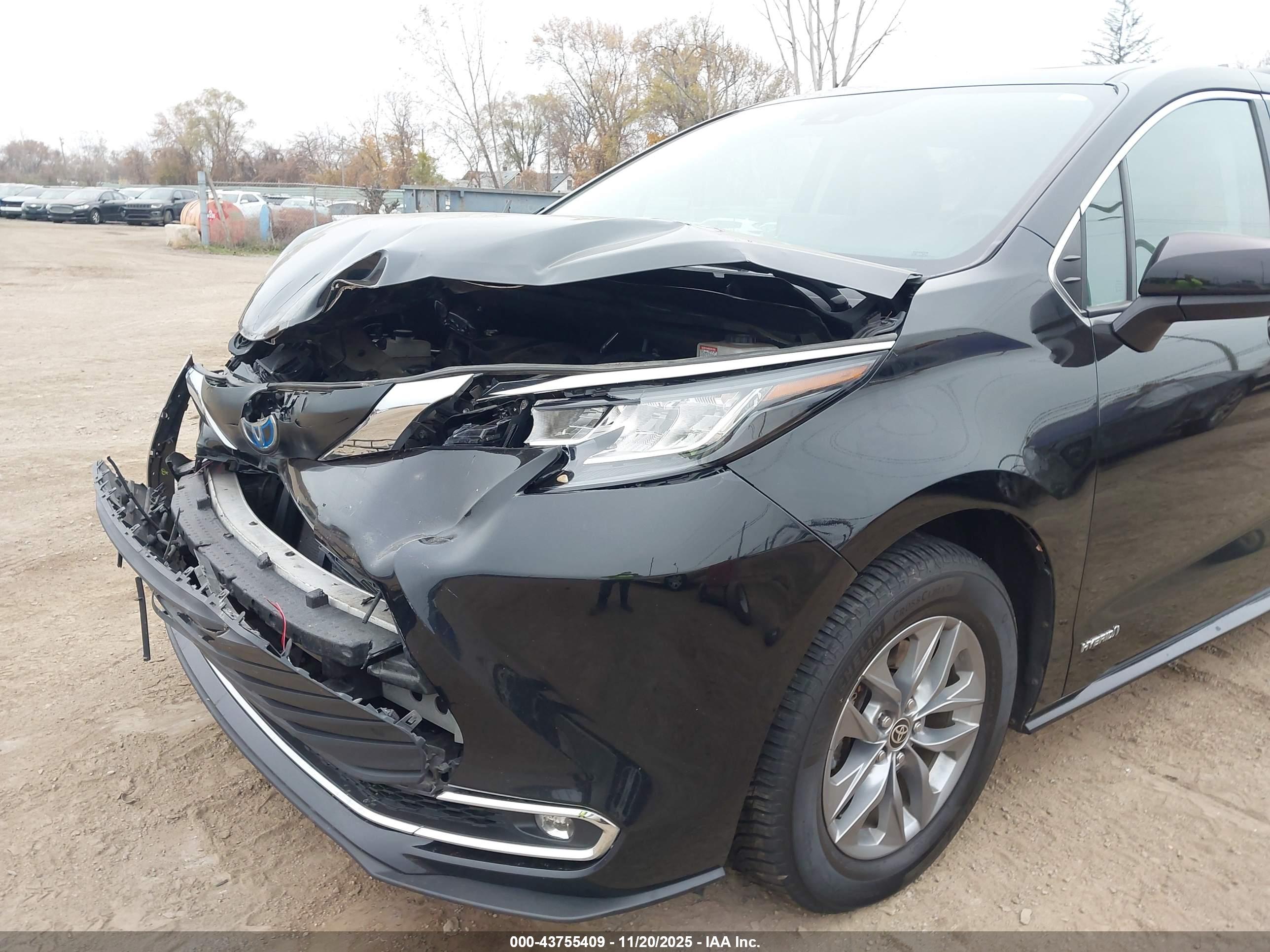 TOYOTA SIENNA image 6