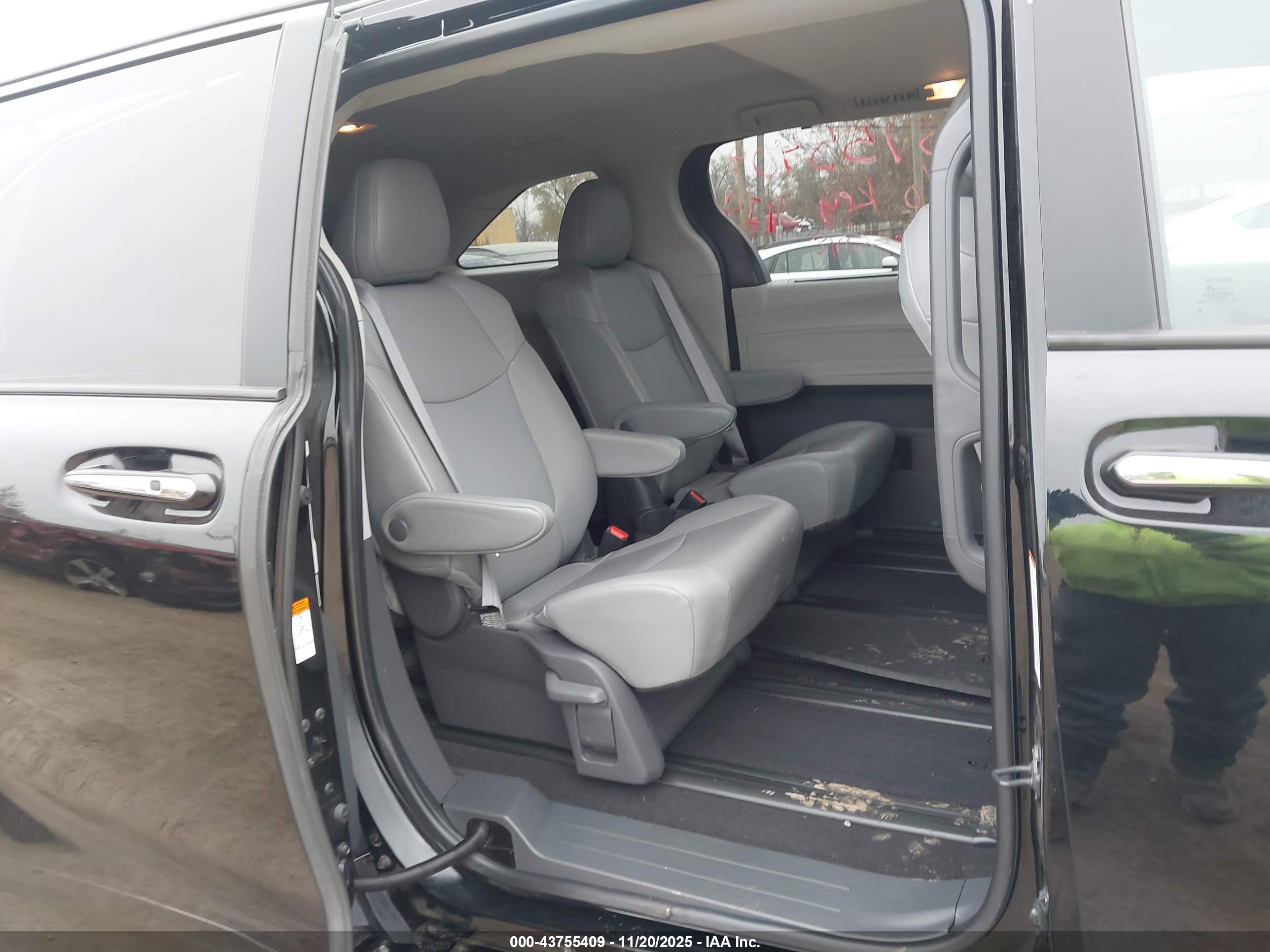 TOYOTA SIENNA image 8