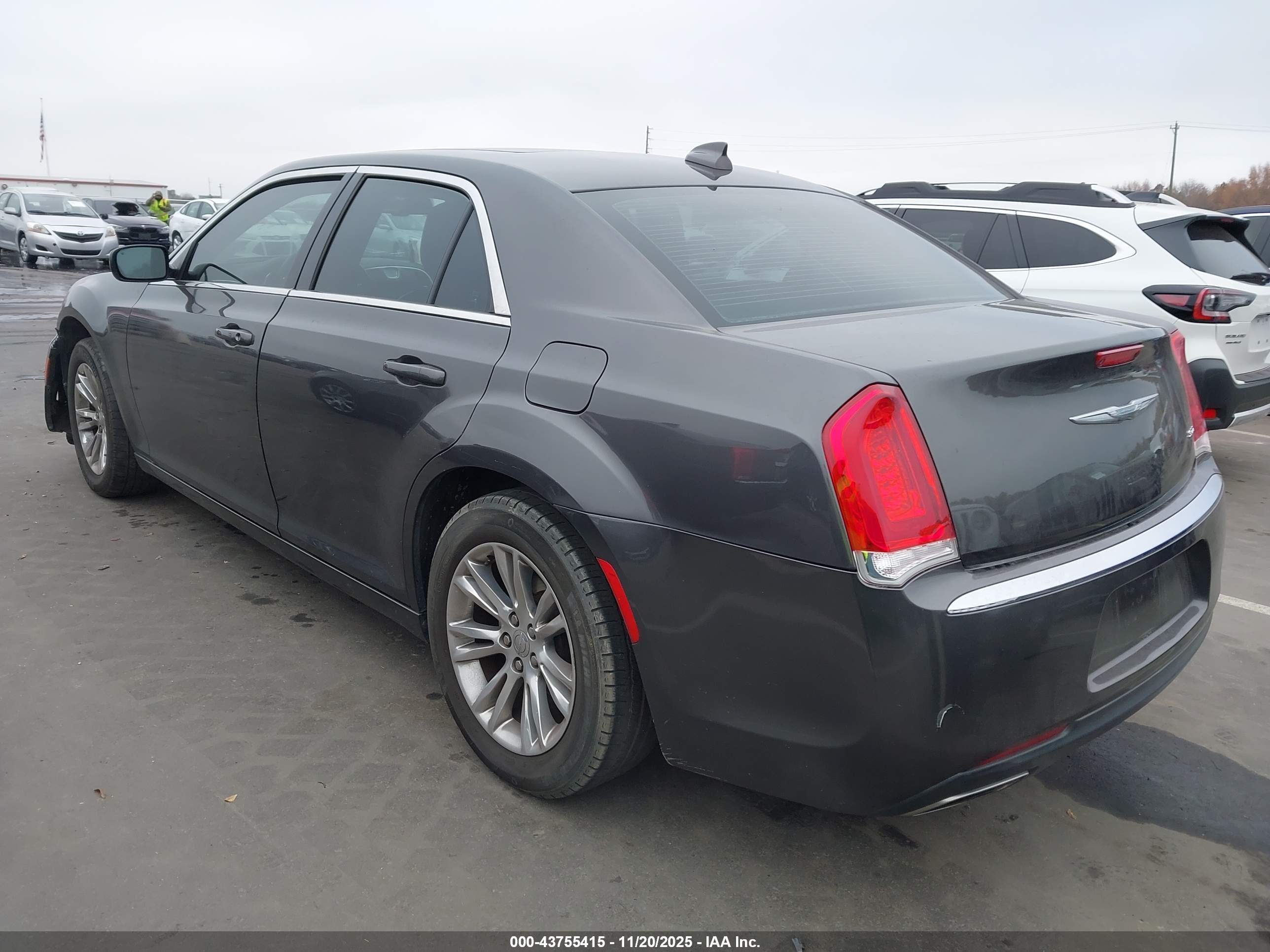 CHRYSLER 300 image 3