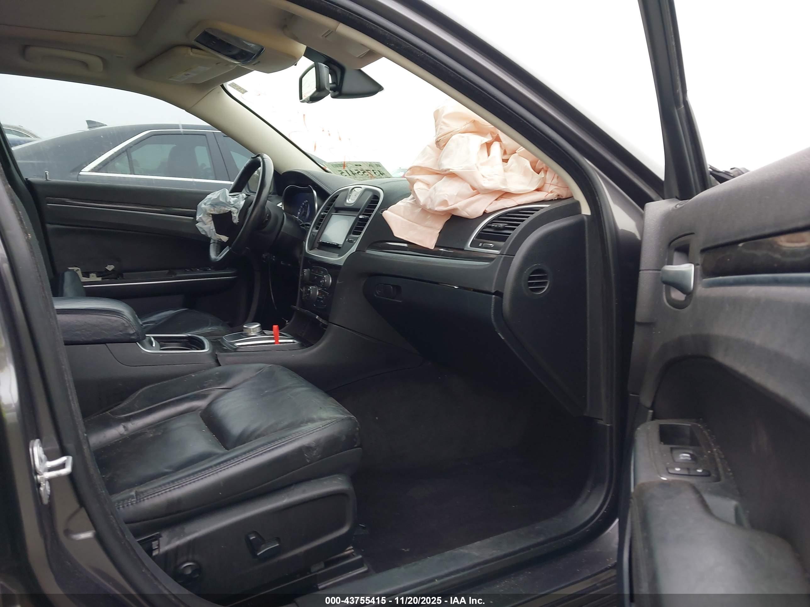 CHRYSLER 300 image 5