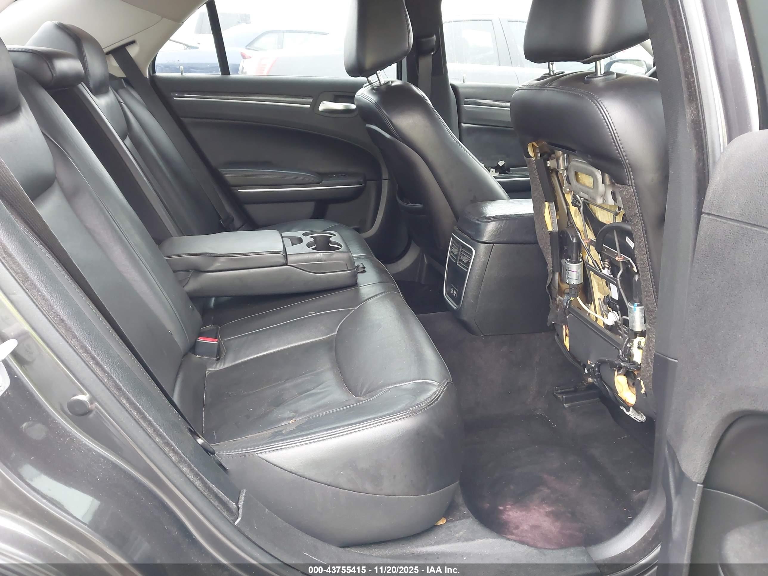 CHRYSLER 300 image 8