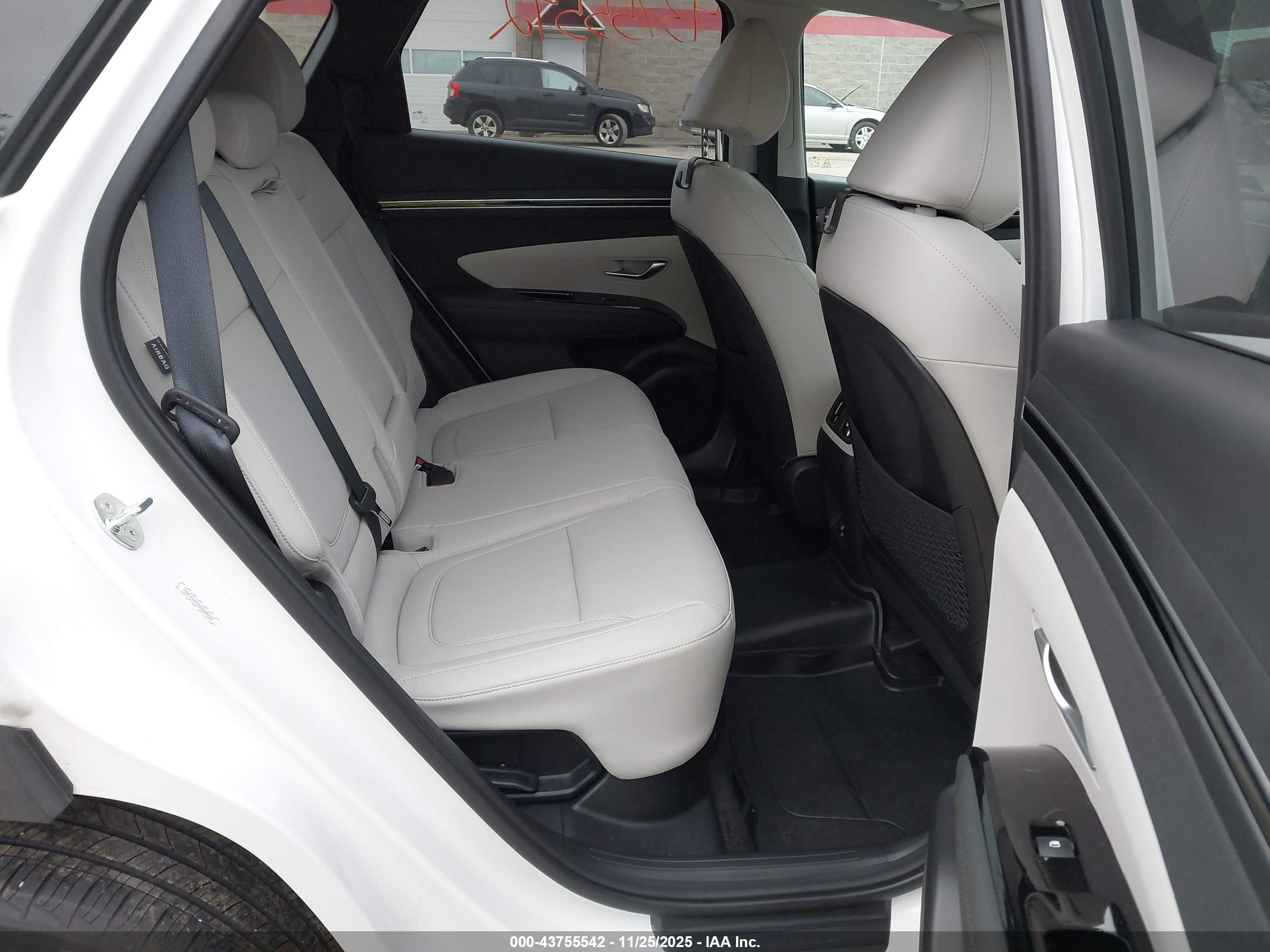 HYUNDAI TUCSON image 8