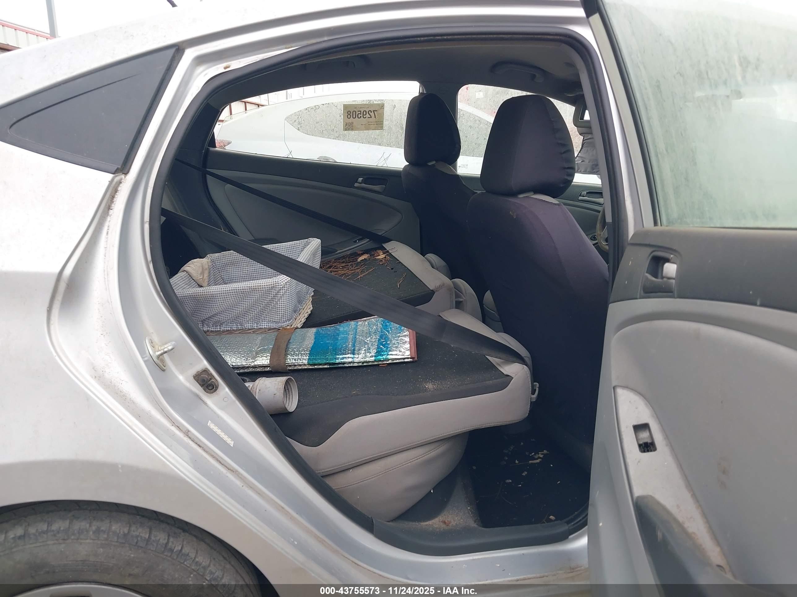 HYUNDAI ACCENT image 8
