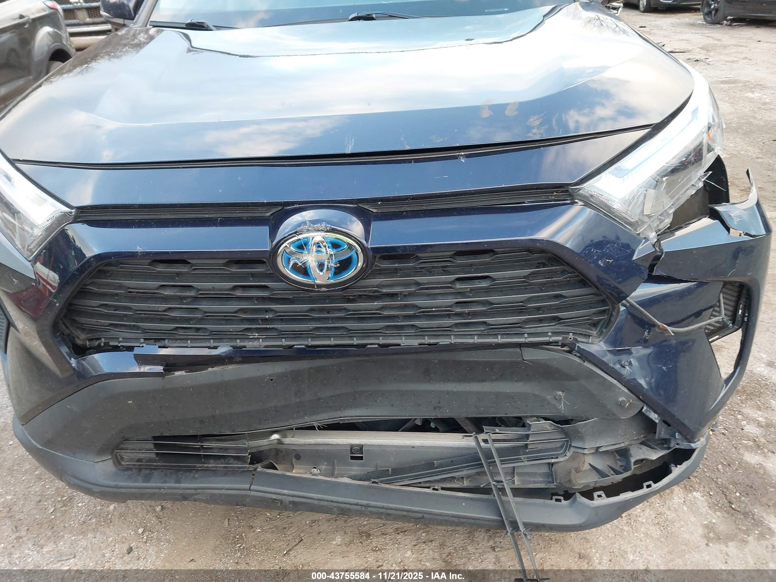 TOYOTA RAV4 image 6