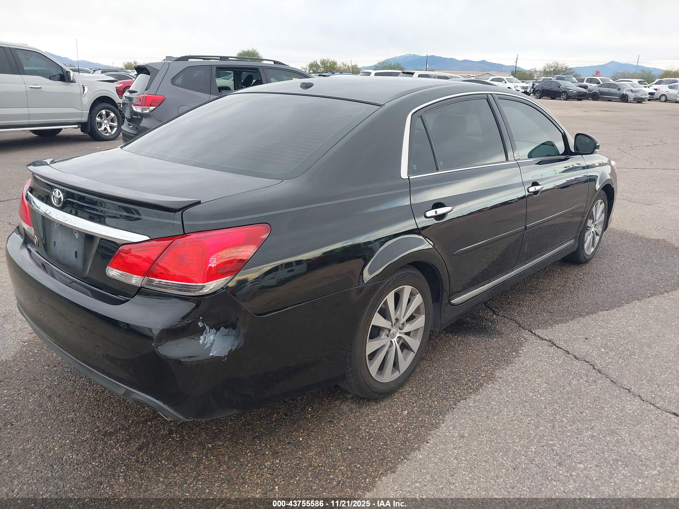 TOYOTA AVALON image 4